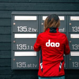 dao har leveret aviser i hele Danmark i mere end 100 år, magasiner siden 2007, breve siden 2011 og pakker siden 2012. Foto: dao.