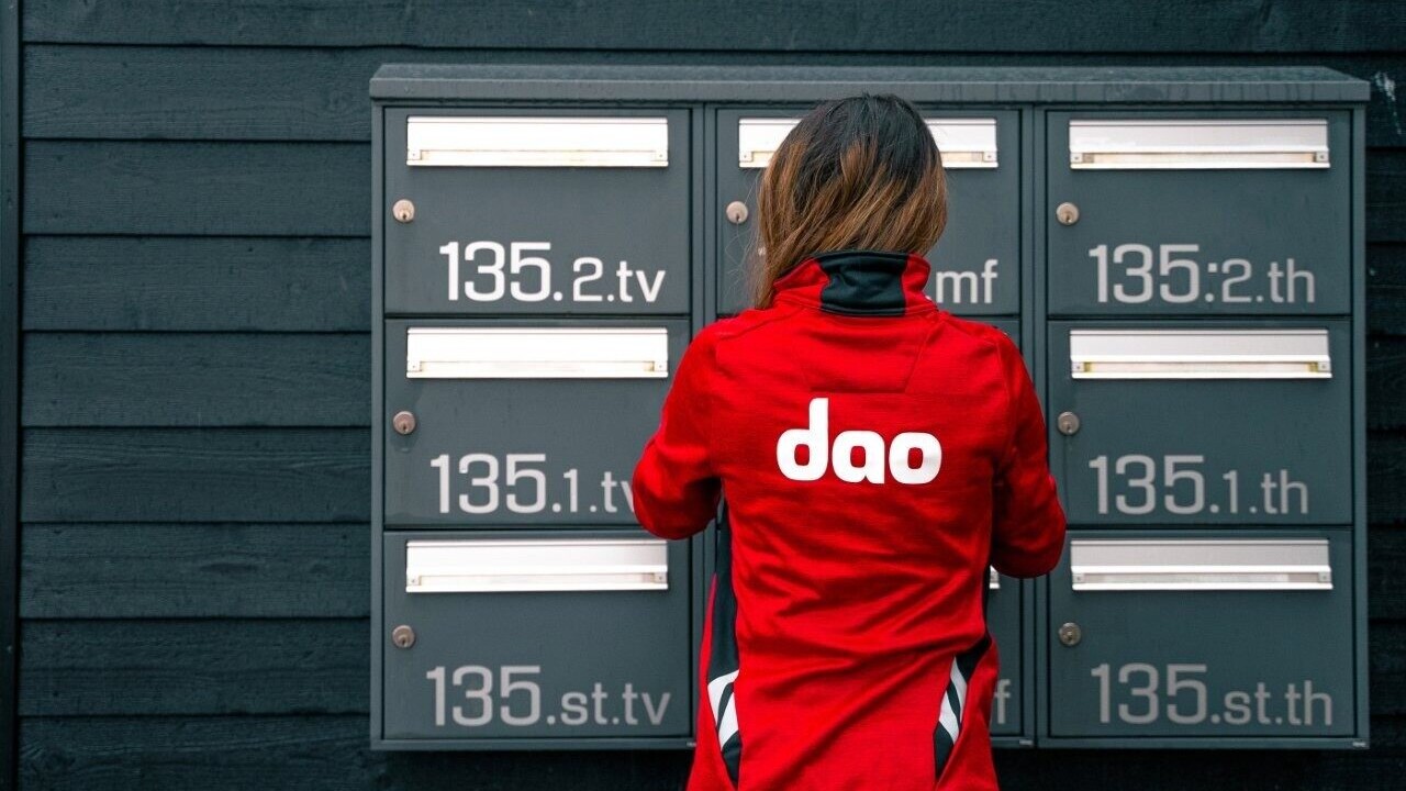 dao har leveret aviser i hele Danmark i mere end 100 år, magasiner siden 2007, breve siden 2011 og pakker siden 2012. Foto: dao.