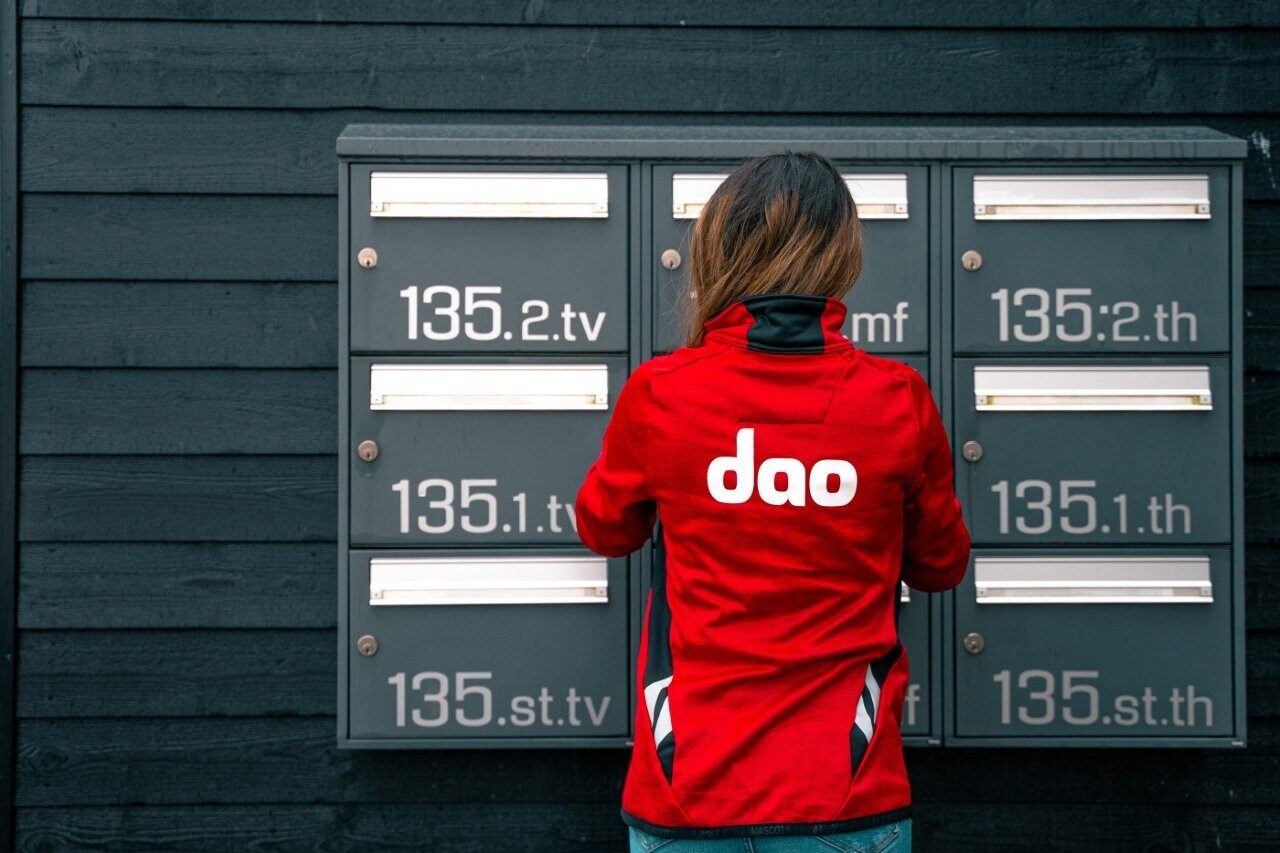 dao har leveret aviser i hele Danmark i mere end 100 år, magasiner siden 2007, breve siden 2011 og pakker siden 2012. Foto: dao.