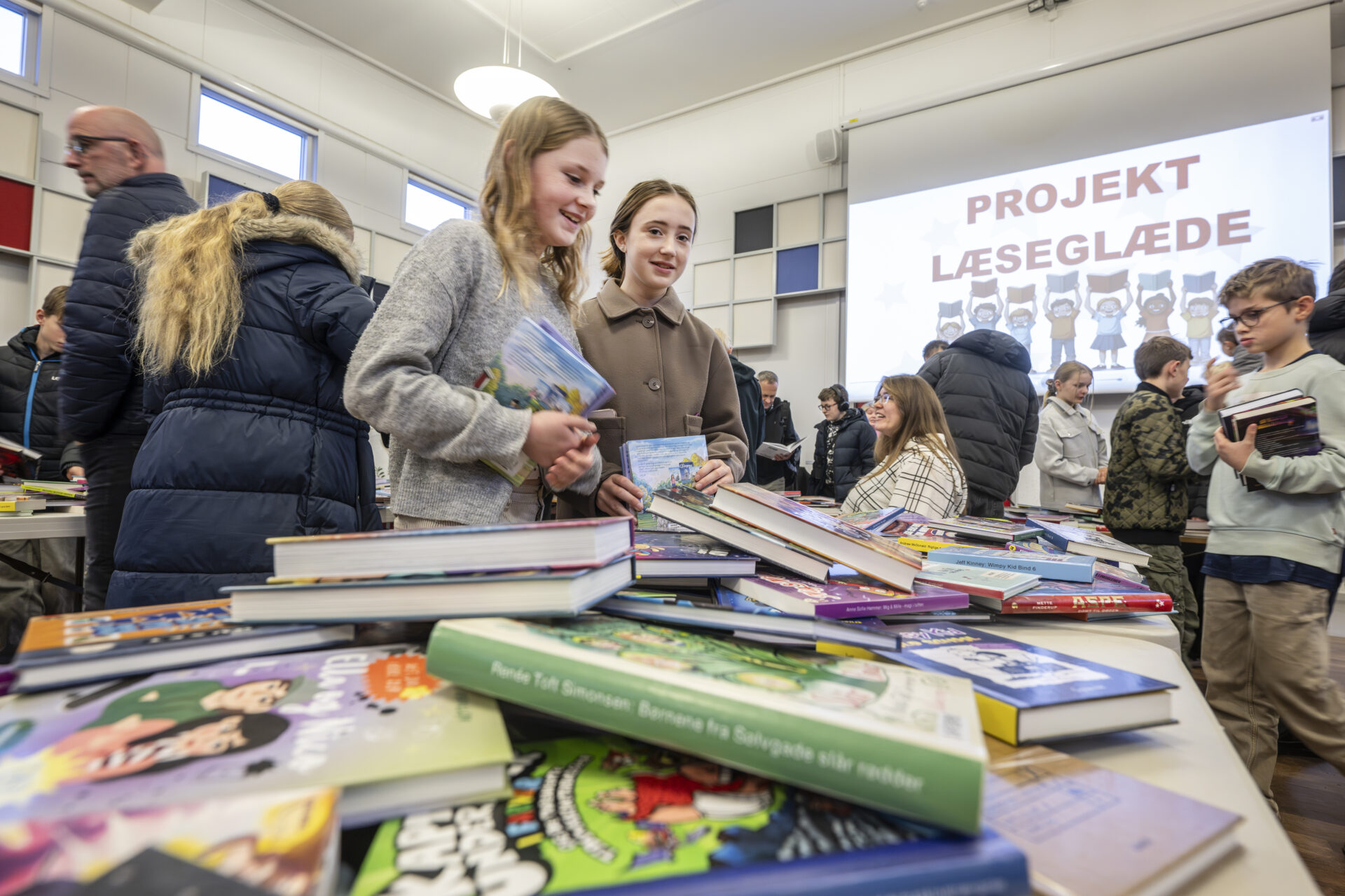 Eleverne på Vitaskolen kunne forleden tage spændende, nye bøger i brug, som de selv har været med til at vælge. Foto: Esbjerg Kommune.