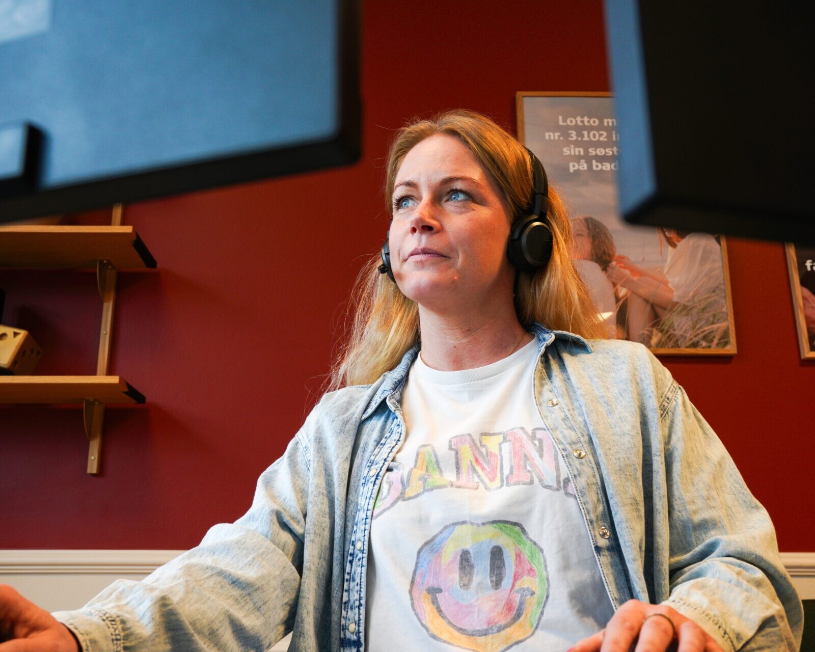 Vicki er en af de heldige medarbejdere hos Danske Spil, der ringer ud til heldige vindere. Pressefoto.