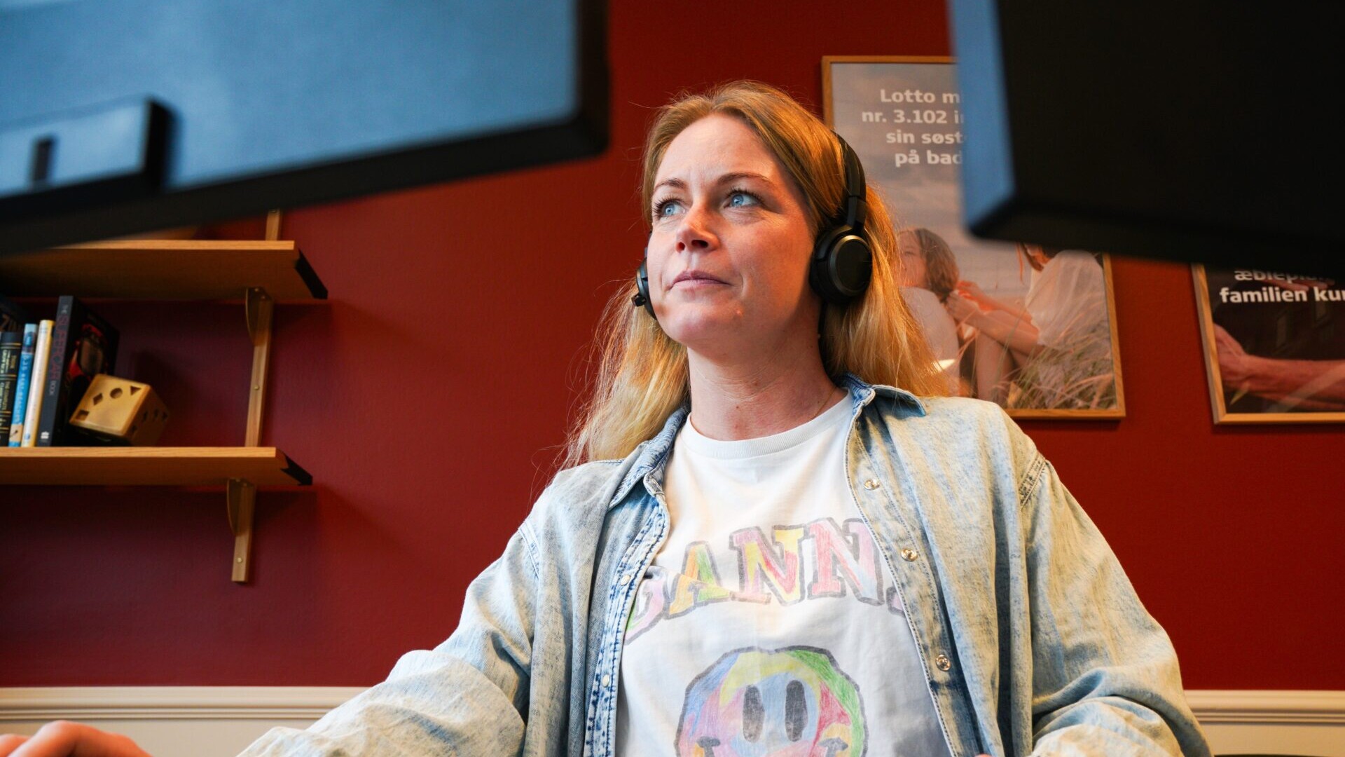 Vicki er en af de heldige medarbejdere hos Danske Spil, der ringer ud til heldige vindere. Pressefoto.