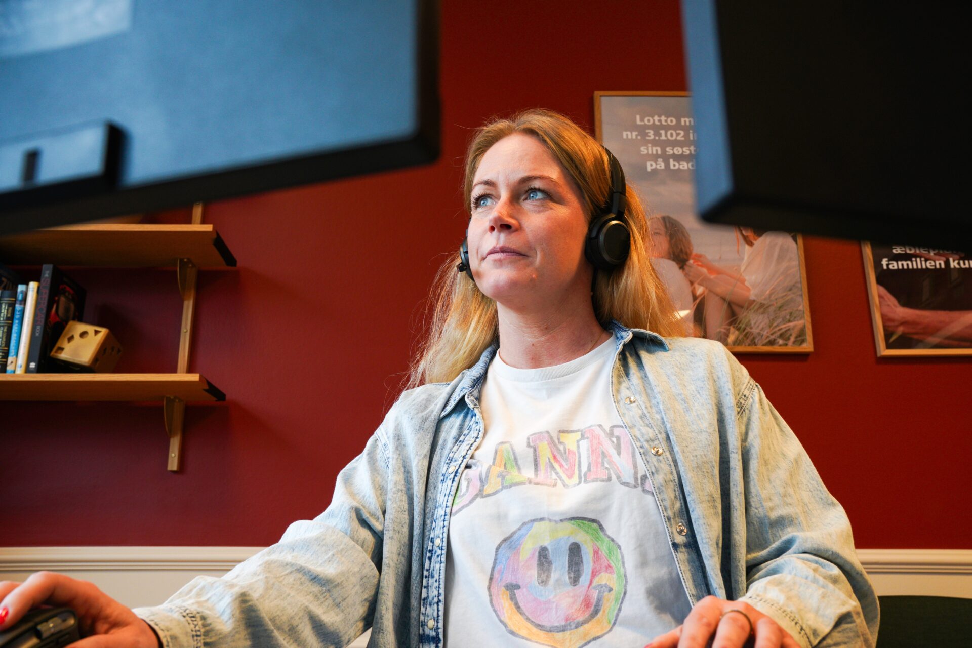 Vicki er en af de heldige medarbejdere hos Danske Spil, der ringer ud til heldige vindere. Pressefoto.