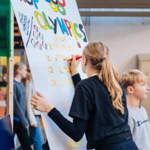 Finalen i Vestdanmark byder på masser af kreativitet, samarbejde og bæredygtige idéer, når elever fra hele regionen samles i DGI-Huset i Vejle for at dyste om Verdís Bæredygtighedspris Junior 2025.