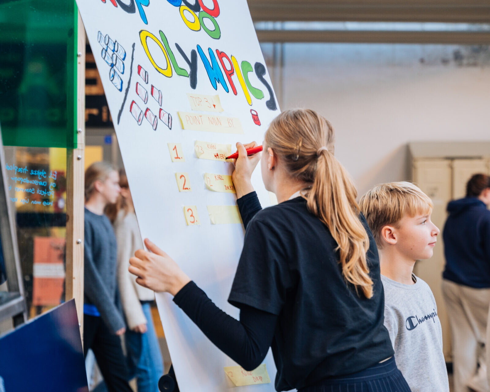 Finalen i Vestdanmark byder på masser af kreativitet, samarbejde og bæredygtige idéer, når elever fra hele regionen samles i DGI-Huset i Vejle for at dyste om Verdís Bæredygtighedspris Junior 2025.