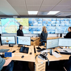 Havnevagten i Esbjergs nye kontrolrum holder øje med havnens aktiviteter via et væg-til-væg-overblik fra de mange skærme.