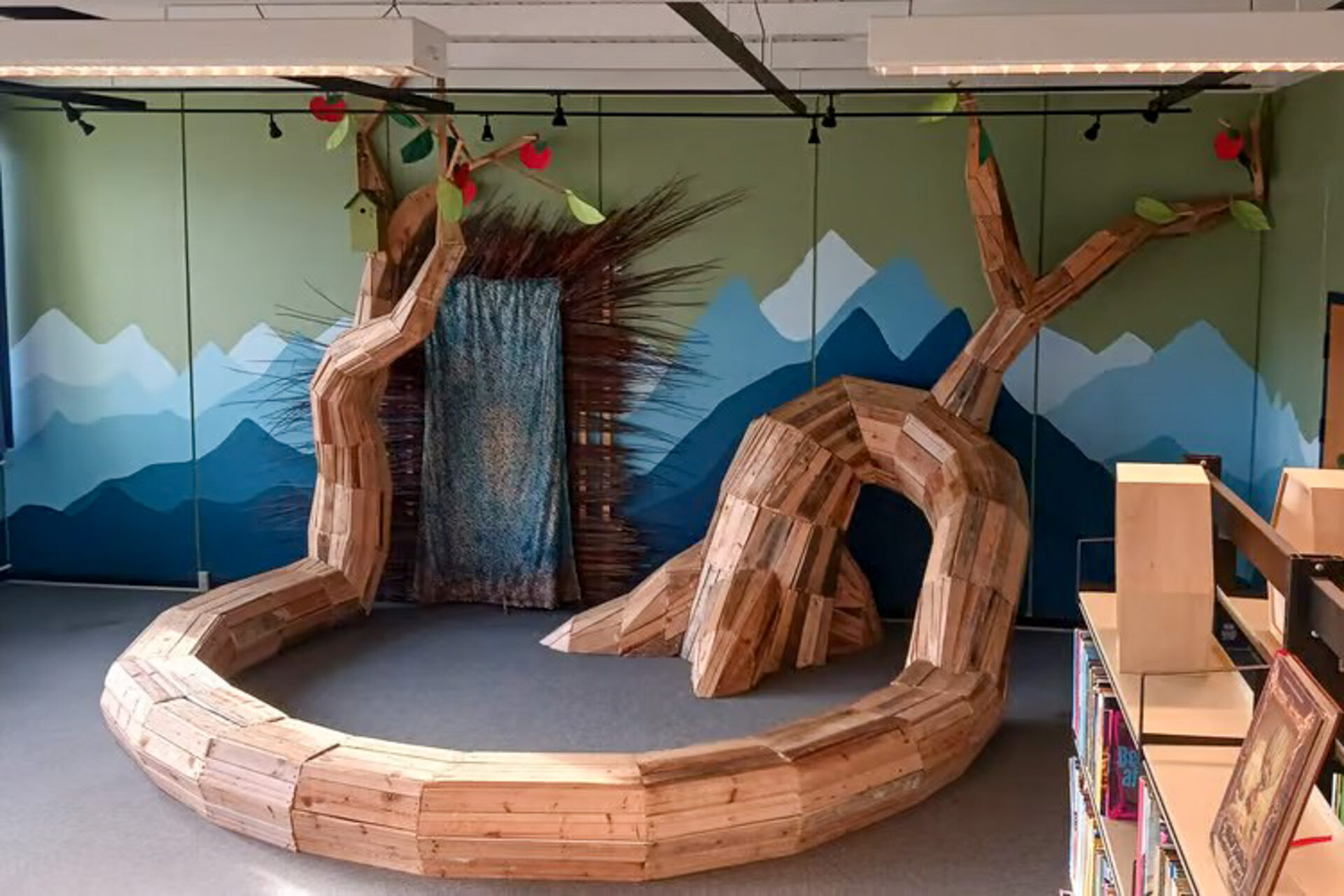 Virker det bekendt? Fortælletræet på Hovedbiblioteket er skabt af samme kunster, Thomas Danbo, som er manden bag roden på Bakkeskolen. Privatfoto: Troels Haas.