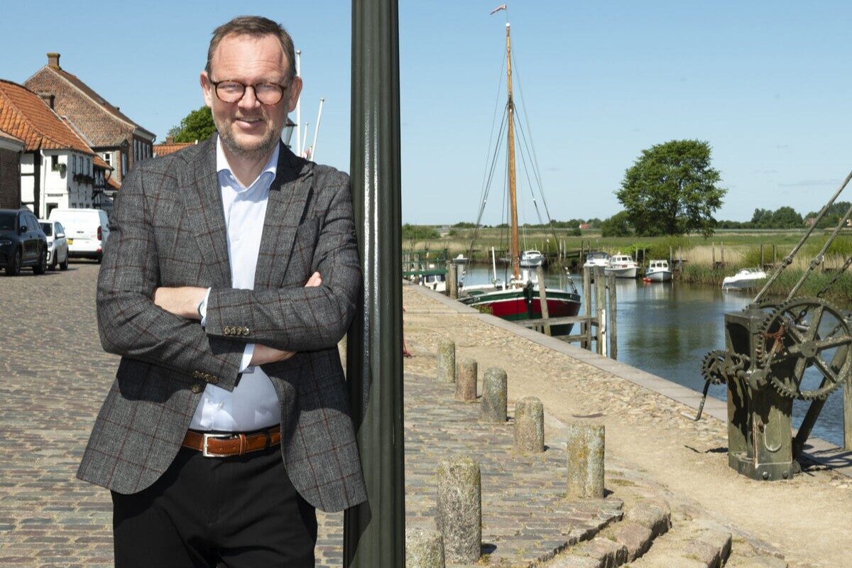 Jesper Frost Rasmussen er borgmester for hele kommunen og har gennem de seneste fire år besøgt nærmest hver en afkrog. Her på billedet dog et af de mere kendte steder, nemlig kammerslusen i Ribe. Pressefoto: Fotograf Anja.
