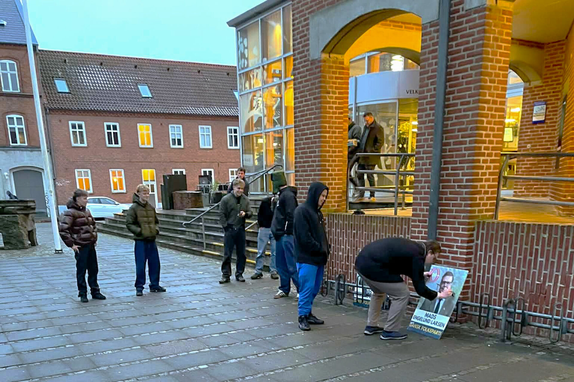 Mandag sidst på eftermiddagen kunne man afhente en signeret plakat foran Hovedbiblioteket i Nørregade. Privatfoto.