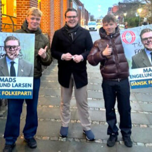 Nogle valgplakater bliver genbrugt, andre ryger i skrald. Disse to hænger nu på to teenageværelser. Privatfoto.