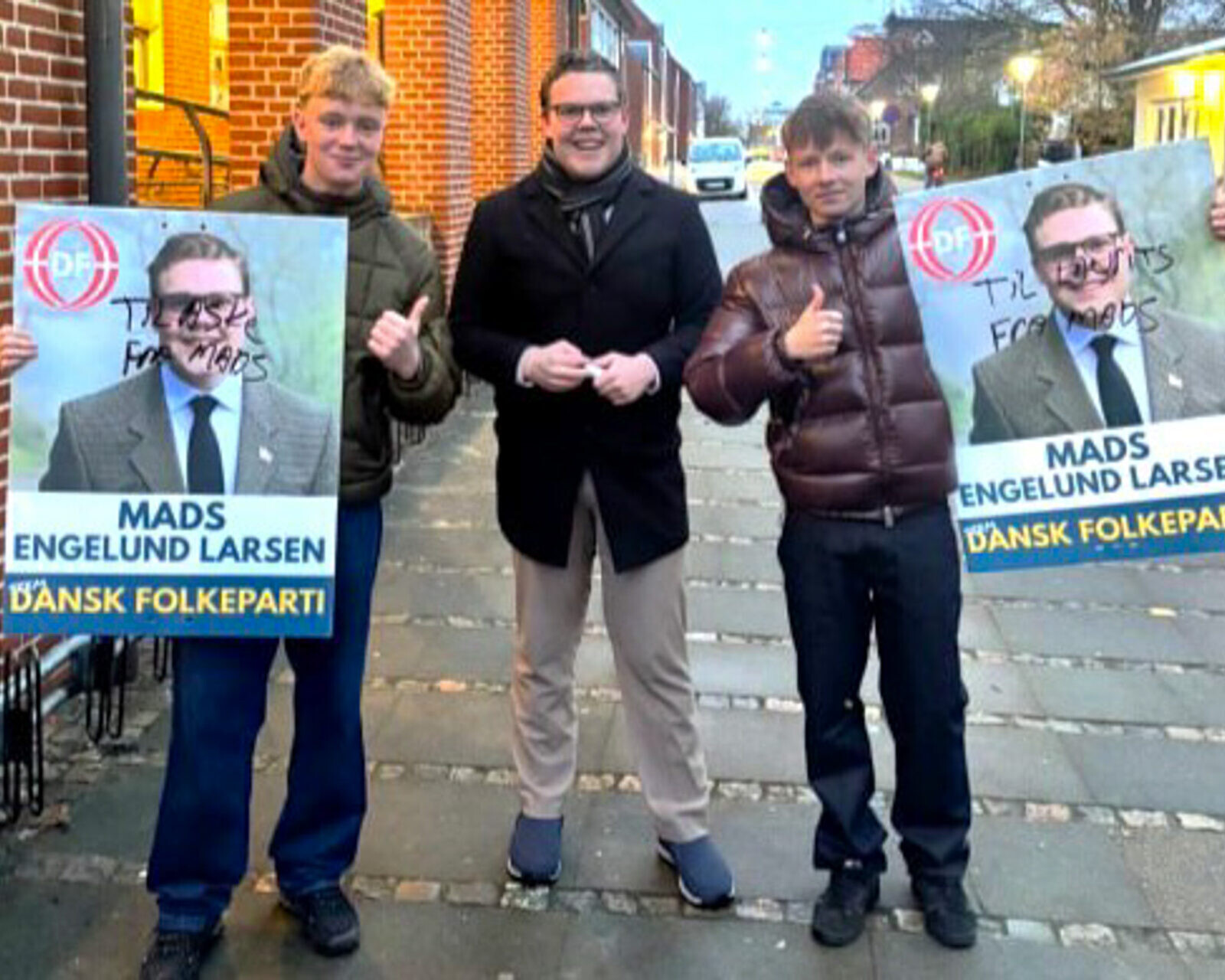 Nogle valgplakater bliver genbrugt, andre ryger i skrald. Disse to hænger nu på to teenageværelser. Privatfoto.