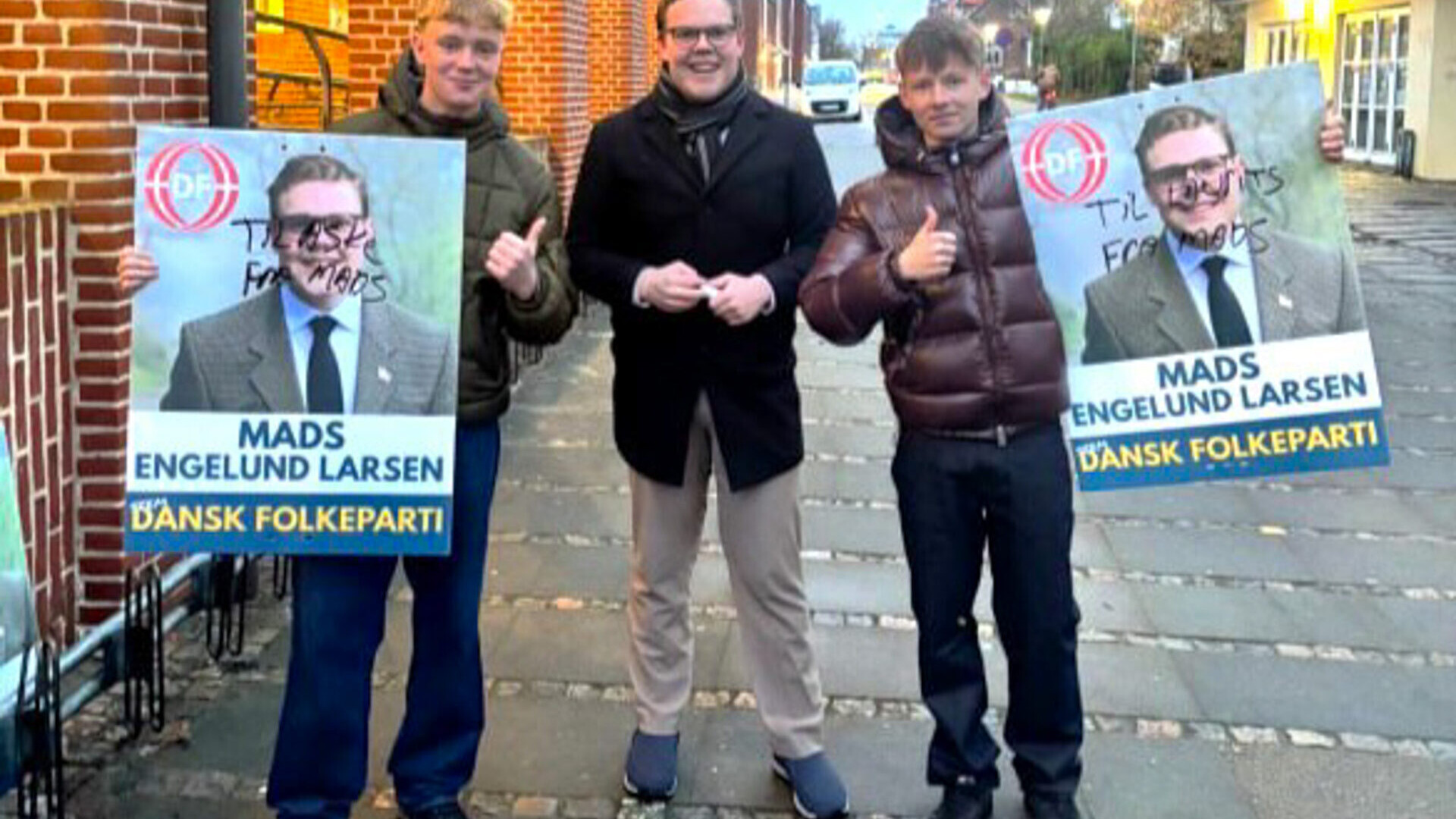 Nogle valgplakater bliver genbrugt, andre ryger i skrald. Disse to hænger nu på to teenageværelser. Privatfoto.