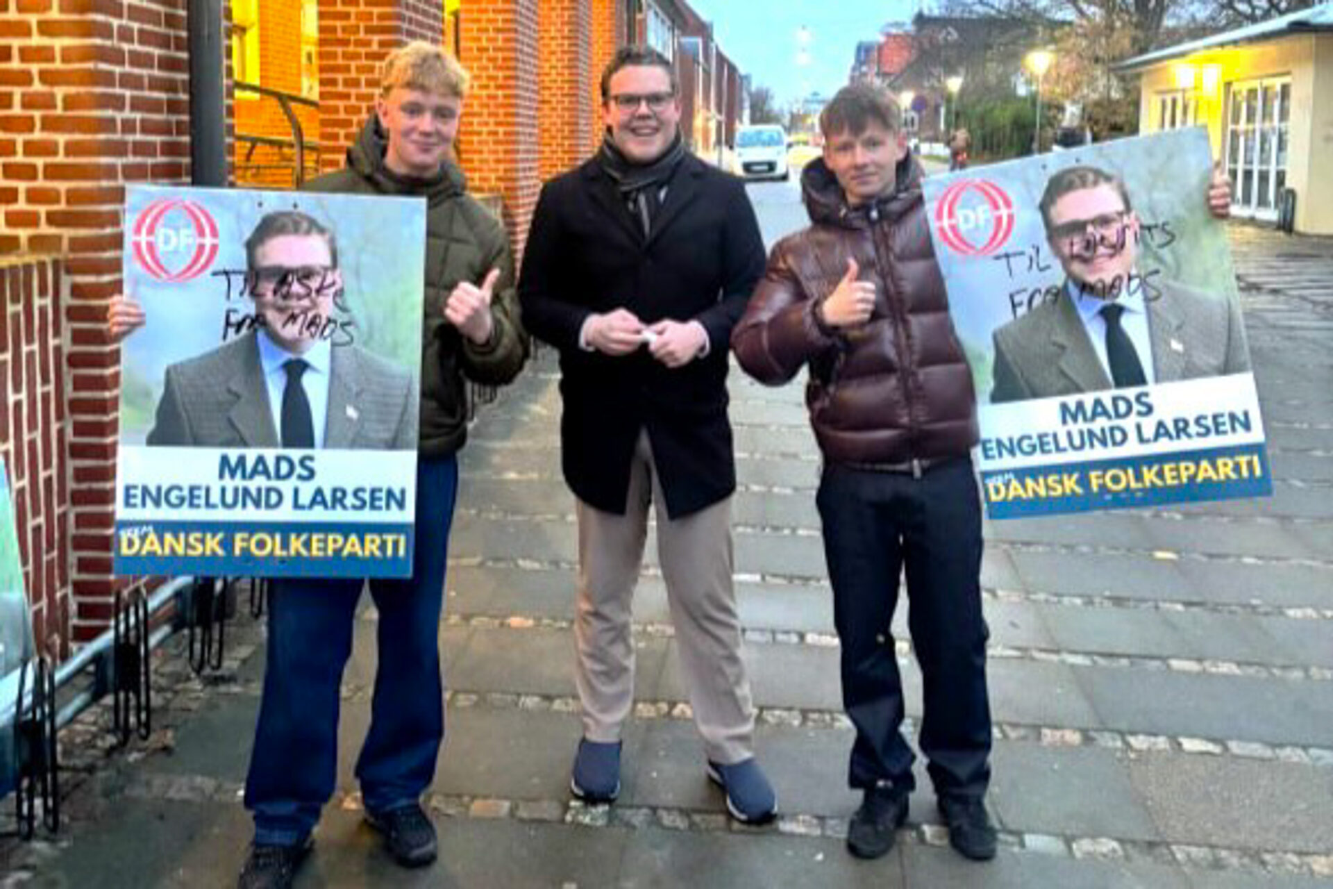 Nogle valgplakater bliver genbrugt, andre ryger i skrald. Disse to hænger nu på to teenageværelser. Privatfoto.