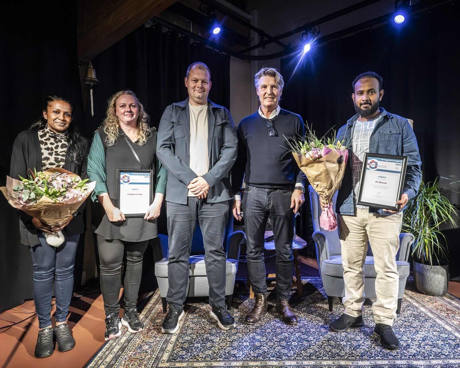 Compass Group og Ali Macow, som i 2025 deles om Esbjerg Kommunes Integrationspris. Foto: Esbjerg Kommune.