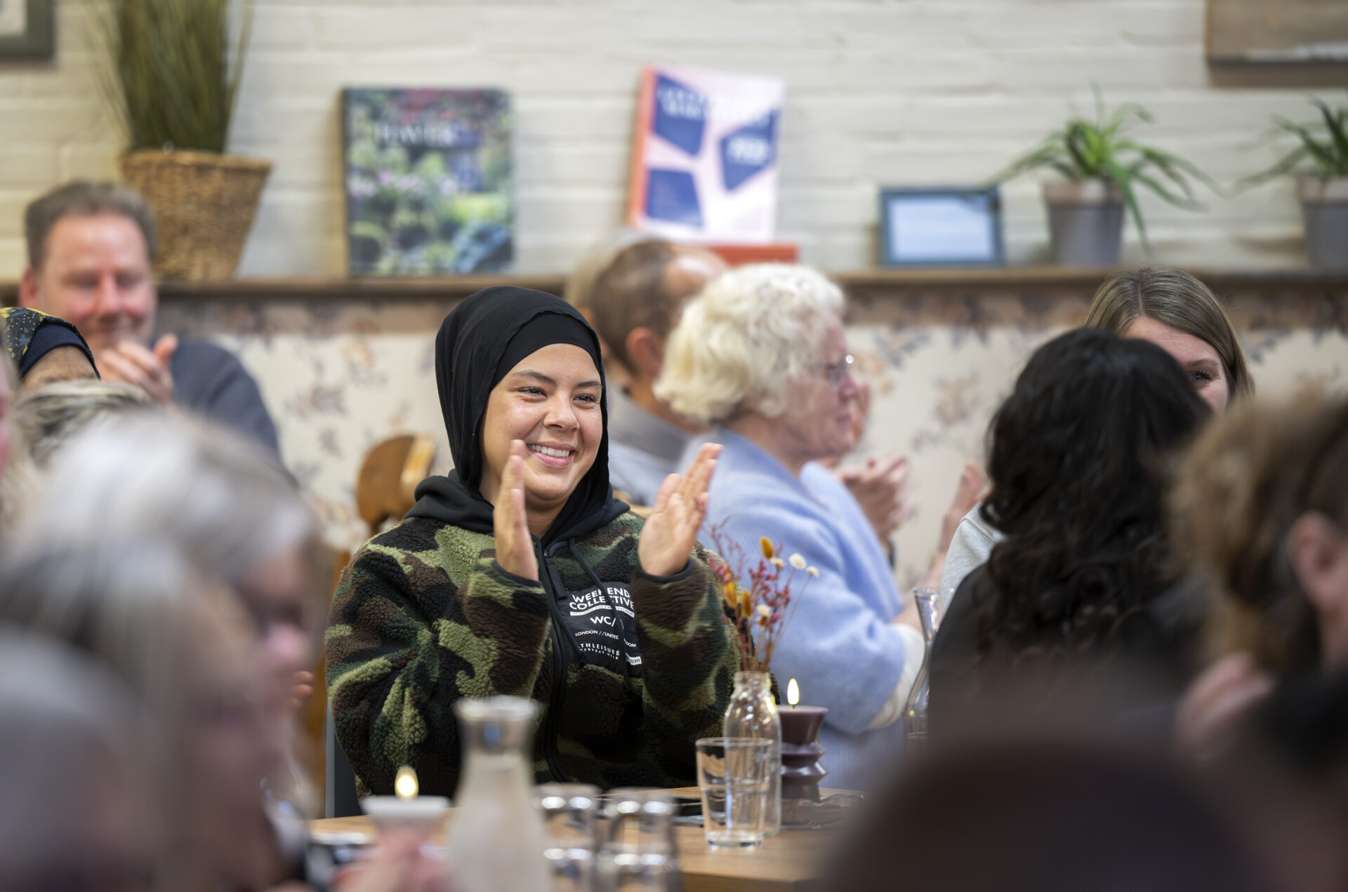 Prisoverrækkelsen fandt sted i Folkehuset i Kvaglund. Foto: Esbjerg Kommune.