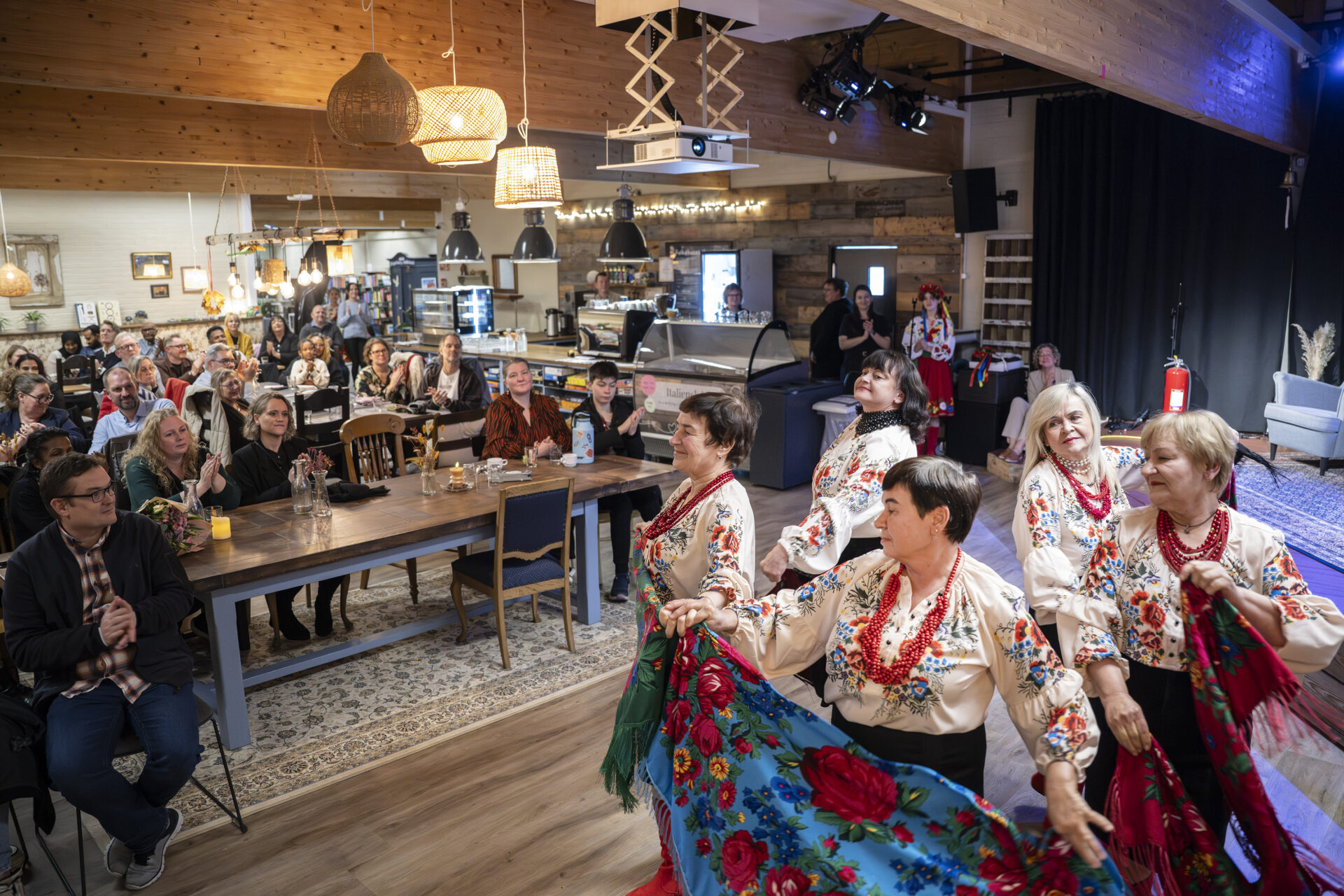 Prisoverrækkelsen fandt sted i Folkehuset i Kvaglund. Foto: Esbjerg Kommune.