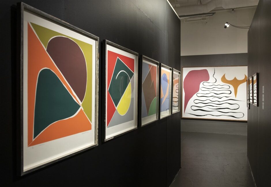 Richard Mortensen-værker fra udstillingen "Meget mere Mortensen" fra 2022. Foto: Esbjerg Kunstmuseum.