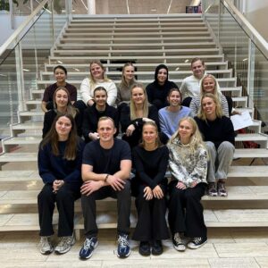 De studerende på 3. semester af markedsføringsøkonomuddannelsen stod bag Comedy Night – et valgfagsprojekt i Event Management. Privatfoto.