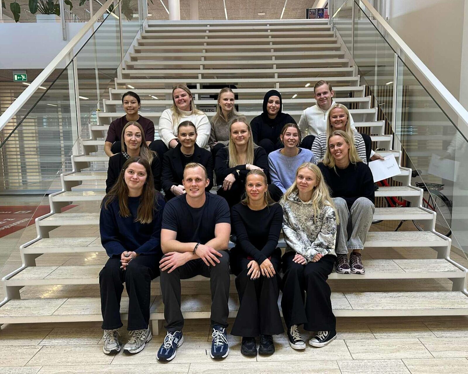 De studerende på 3. semester af markedsføringsøkonomuddannelsen stod bag Comedy Night – et valgfagsprojekt i Event Management. Privatfoto.