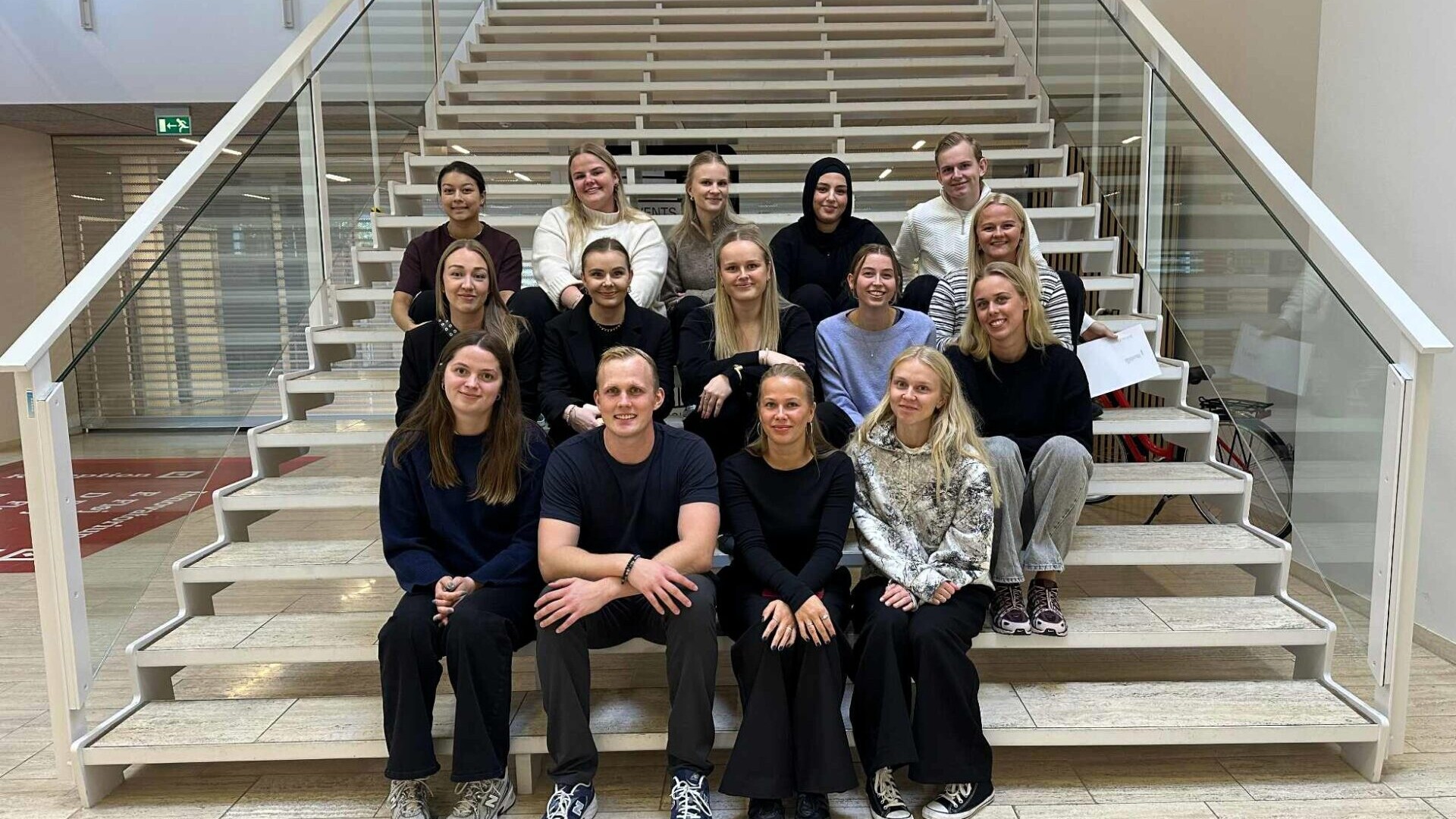 De studerende på 3. semester af markedsføringsøkonomuddannelsen stod bag Comedy Night – et valgfagsprojekt i Event Management. Privatfoto.