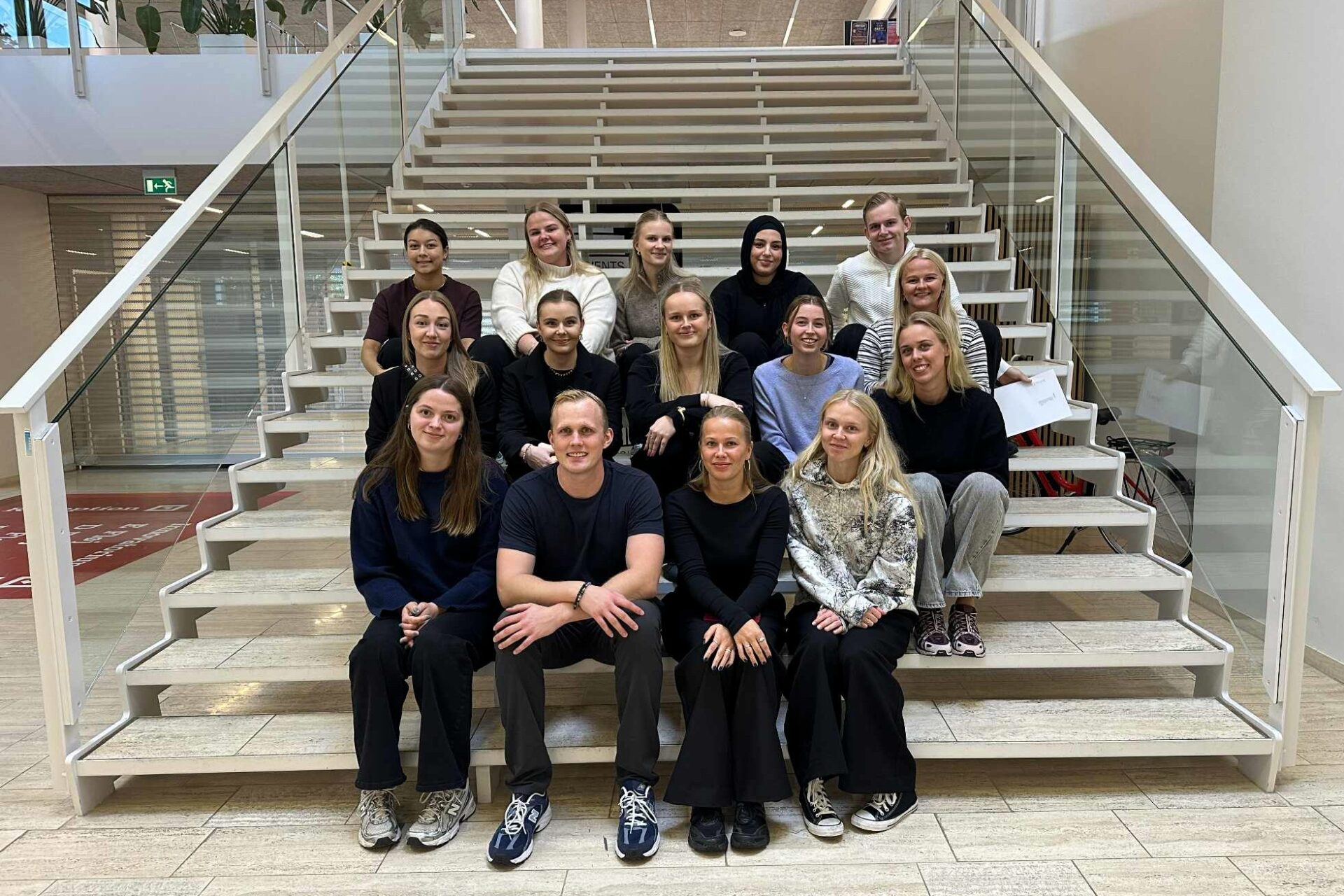 De studerende på 3. semester af markedsføringsøkonomuddannelsen stod bag Comedy Night – et valgfagsprojekt i Event Management. Privatfoto.