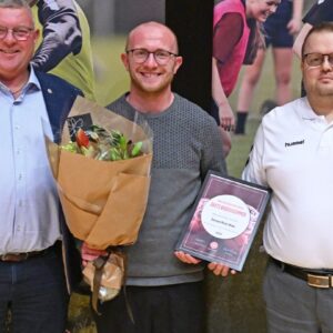 Jonas Nim Hoé (i midten) modtager prisen som Årets Breddedommer 2025 i DBU Jylland Region 4. Han blev hædret af Dennis Christiansen fra DBU Jylland Dommerregion 4 (th.) og regionsbestyrelsesmedlem John Møller Pedersen (tv.). Foto: LLN Press.