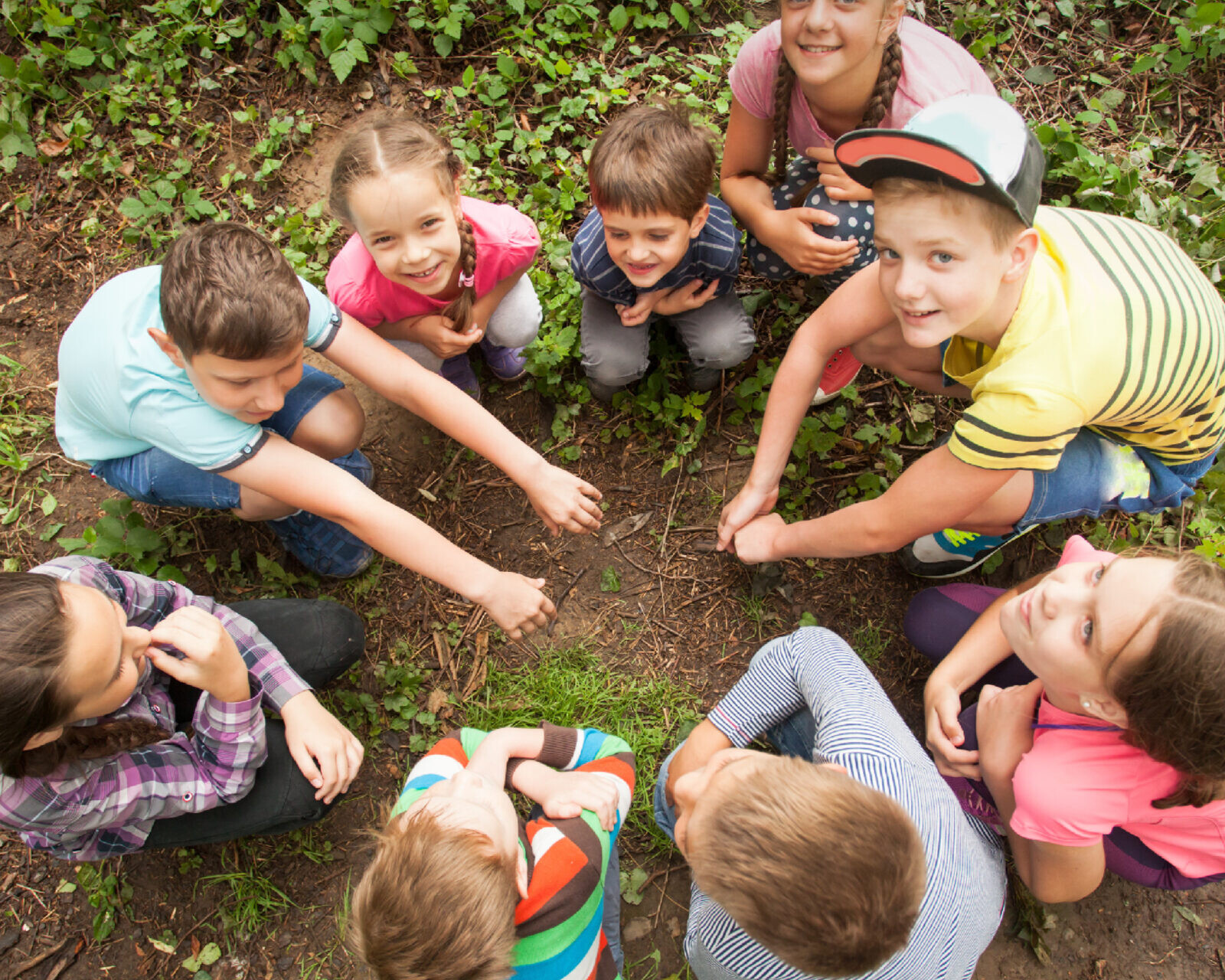 Fællesskab i skovbunden: Friluftsgruppen giver børn mulighed for at udforske og lære sammen.