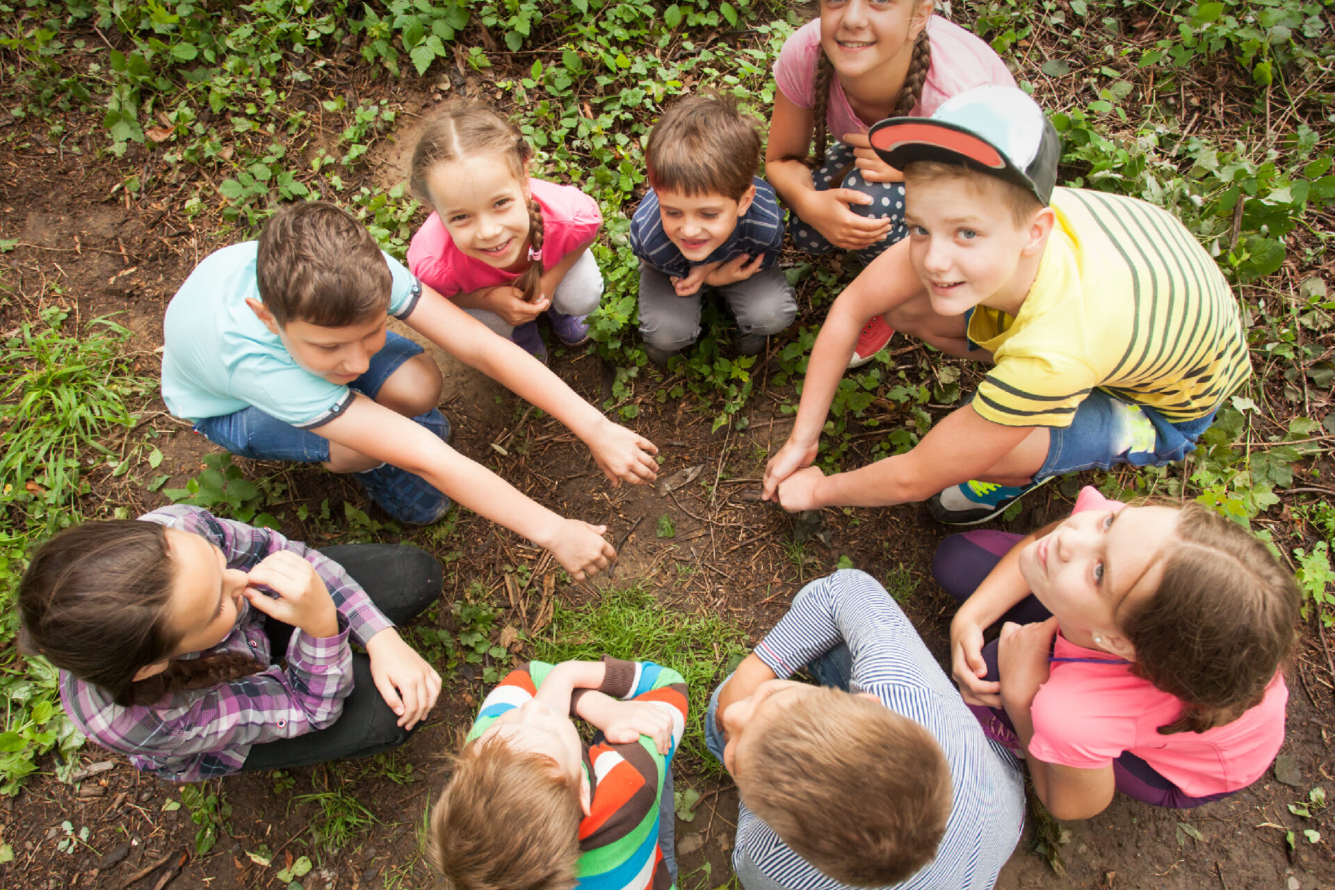Fællesskab i skovbunden: Friluftsgruppen giver børn mulighed for at udforske og lære sammen.