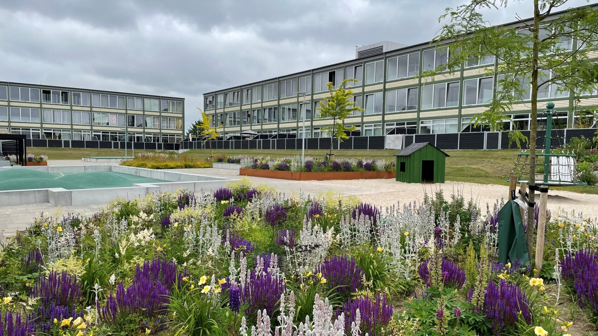 Gårdrummet ved afdeling 8 på Stengårdsvej viser, hvordan udeområderne i kvarteret er blevet fornyet og gjort mere indbydende. Foto: Boligforeningen Ungdomsbo.