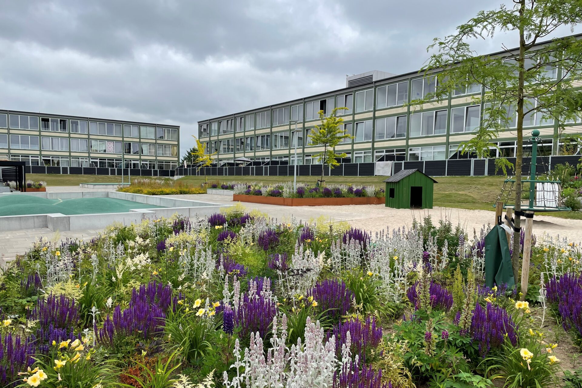 Gårdrummet ved afdeling 8 på Stengårdsvej viser, hvordan udeområderne i kvarteret er blevet fornyet og gjort mere indbydende. Foto: Boligforeningen Ungdomsbo.