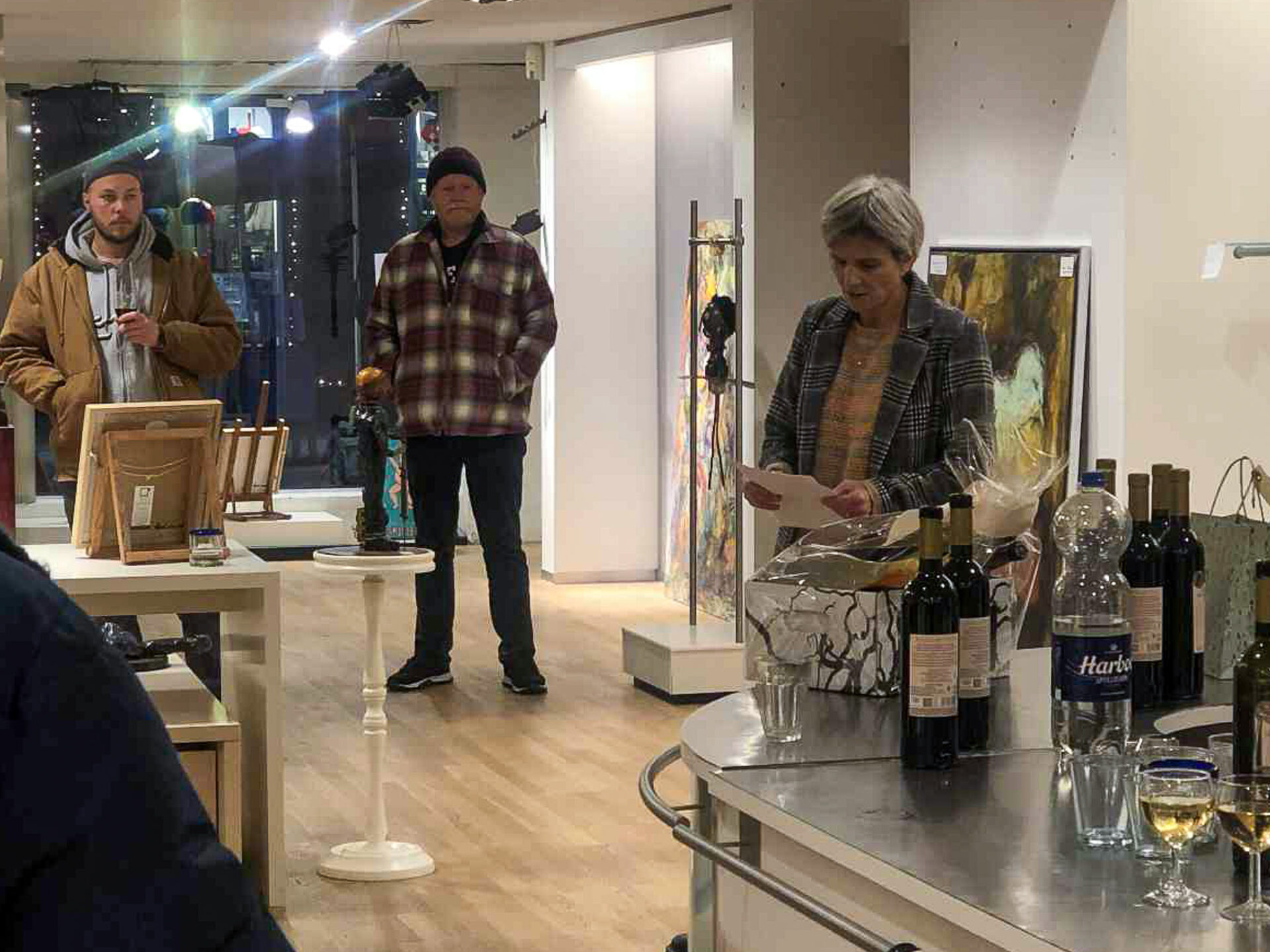 Byrådsmedlem Karin Schwartz (S) åbner udstillingen med en tale om kunstens betydning for dannelse, kreativitet og nye perspektiver.