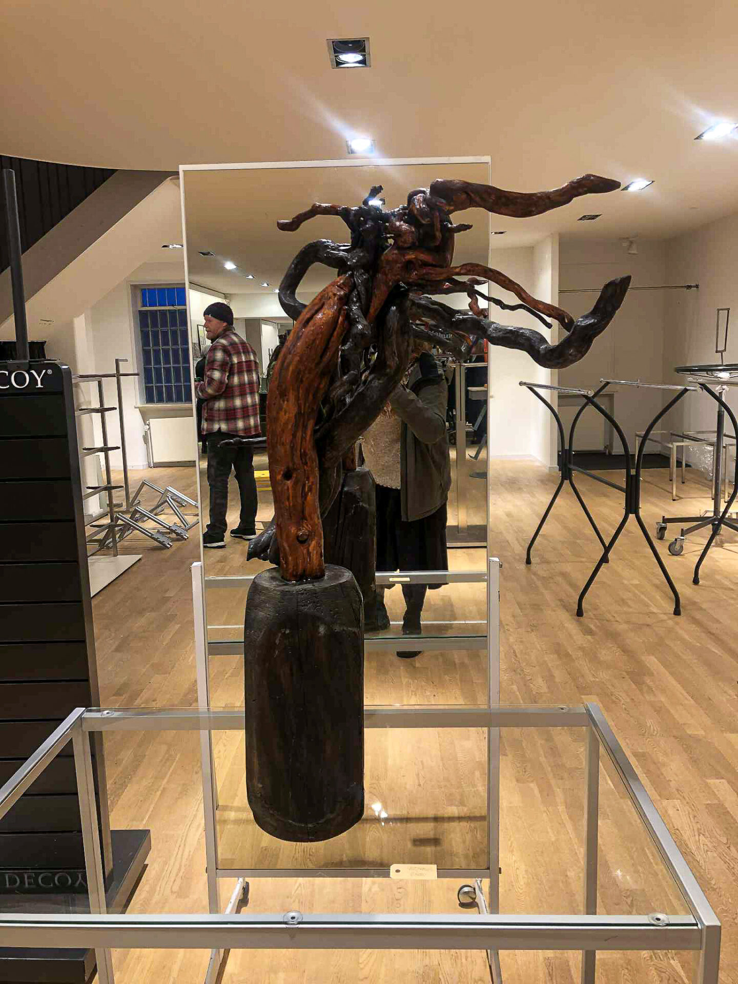 Organisk og rå: Tine Grønkjærs skulptur af træ og fundne materialer breder sig som et levende væsen ud over soklen og spejler sig i rummet omkring sig.