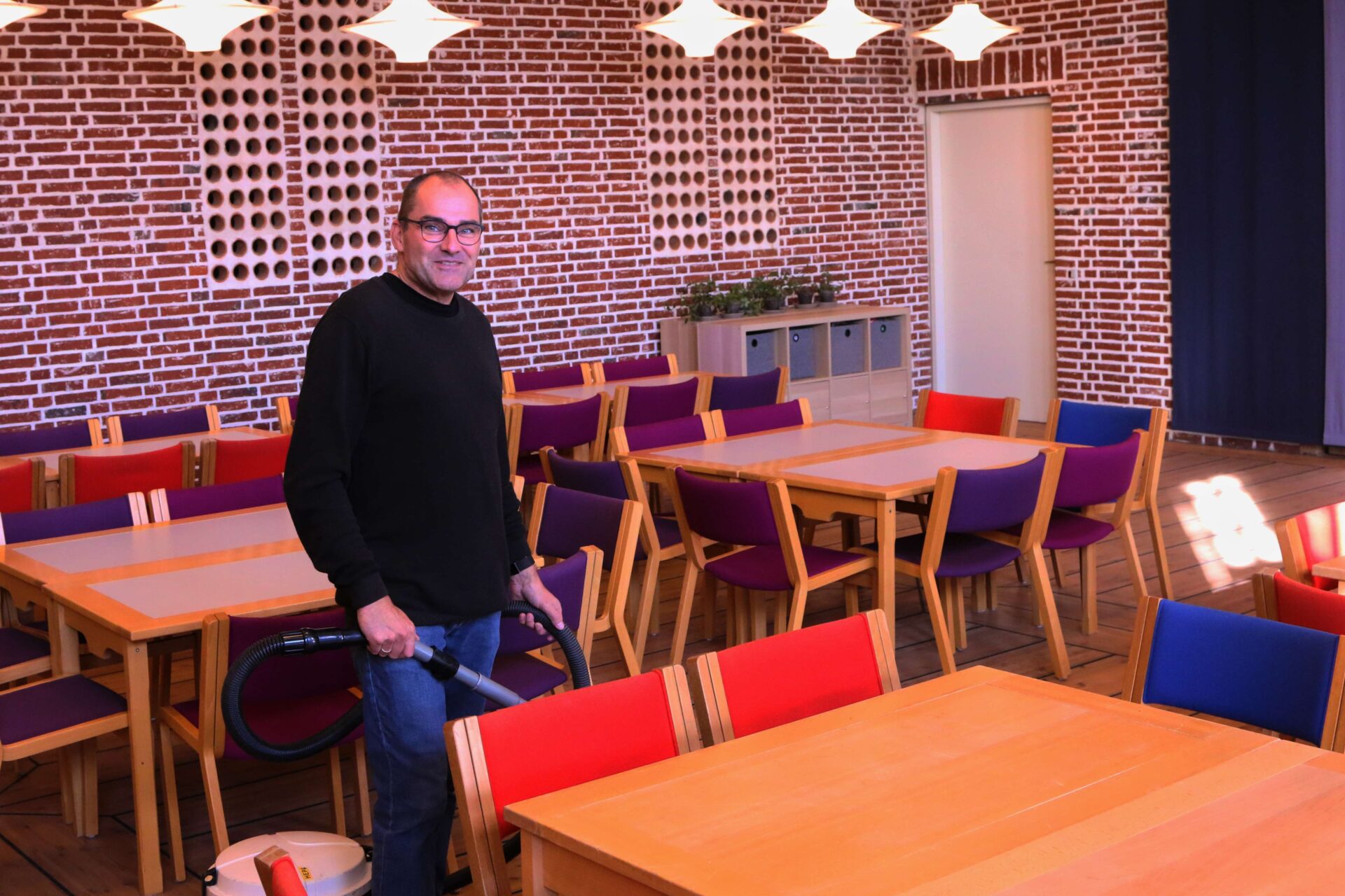 Rengøring af kirkerummet, mødesal, kontorer mm. er kirketjenernes opgaver