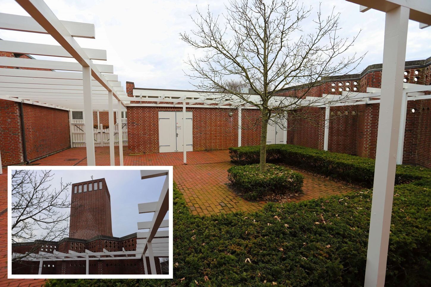 Kapelgården med udsigt til klokketårnet