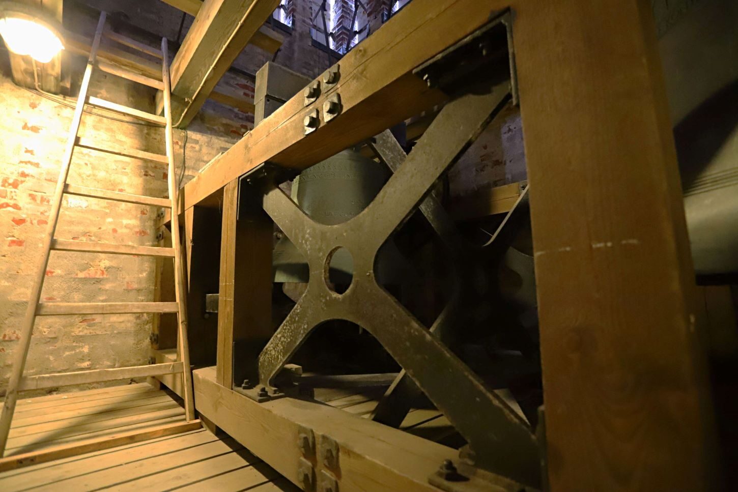 Pladsen ved de tre kirkeklokker er trang - der ringes i dag automatisk