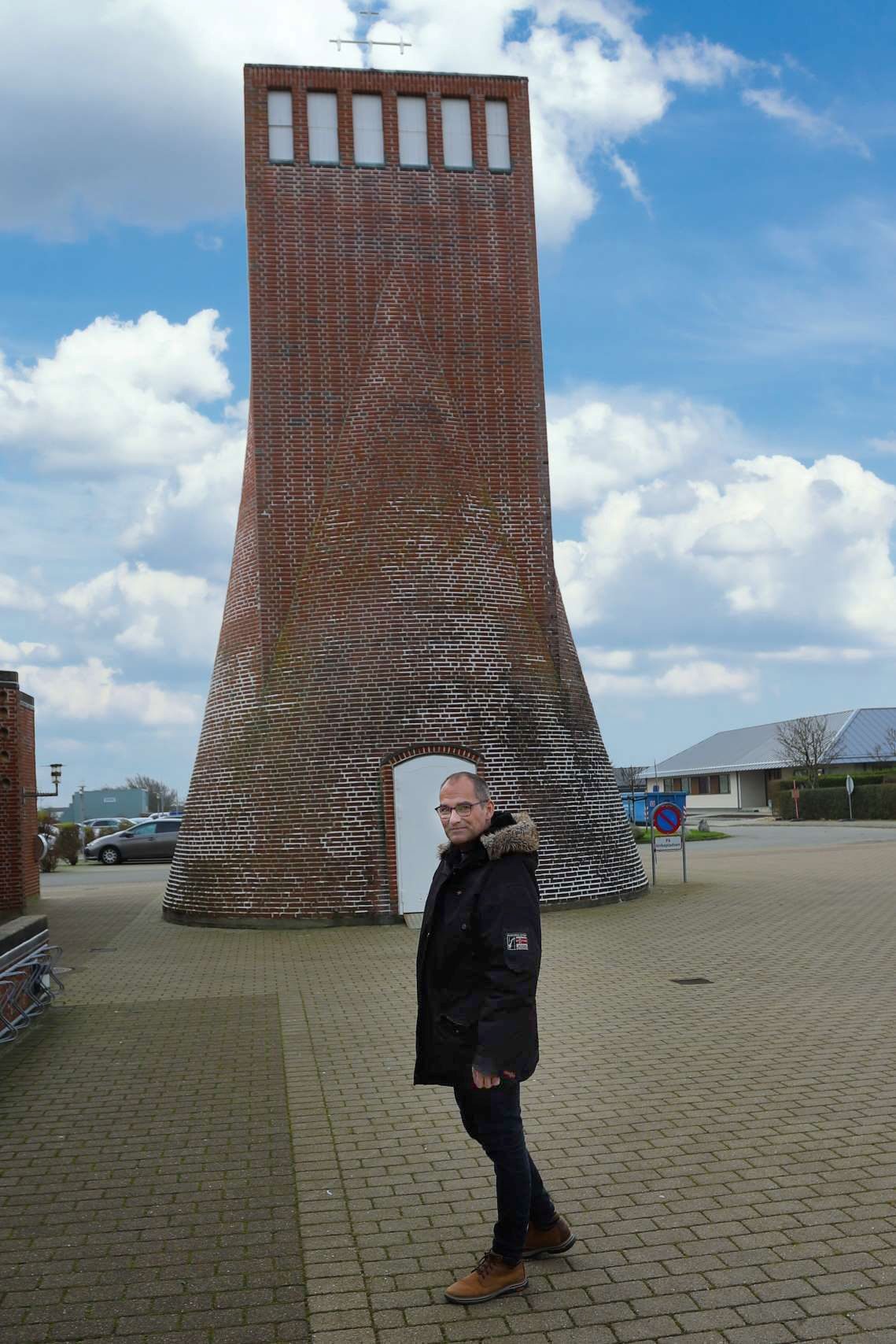 Torben foran det fritstående og ikoniske klokketårn