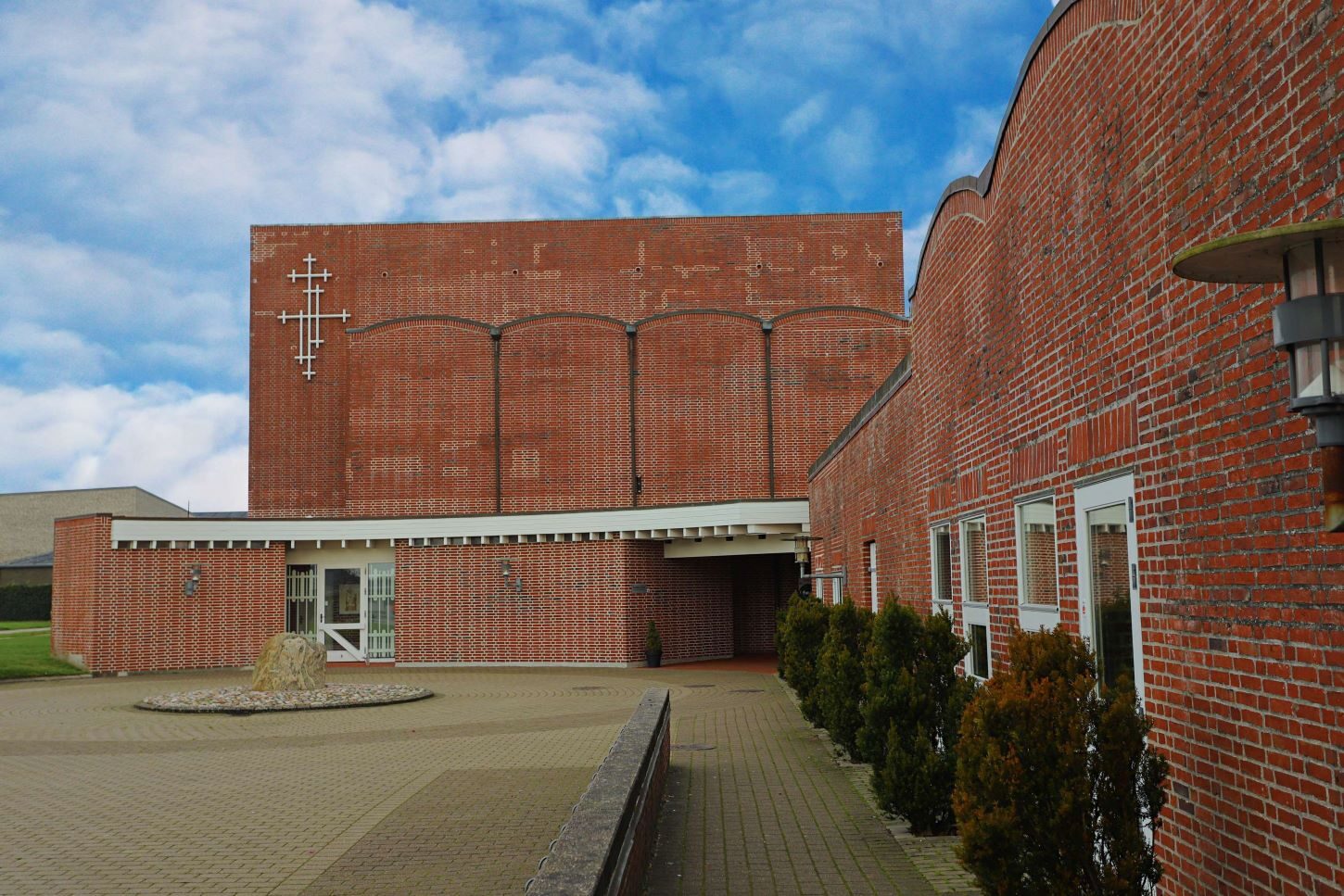 Der er gennemført en række udskiftninger af fuger- men kirken havde fortjent en total renovering