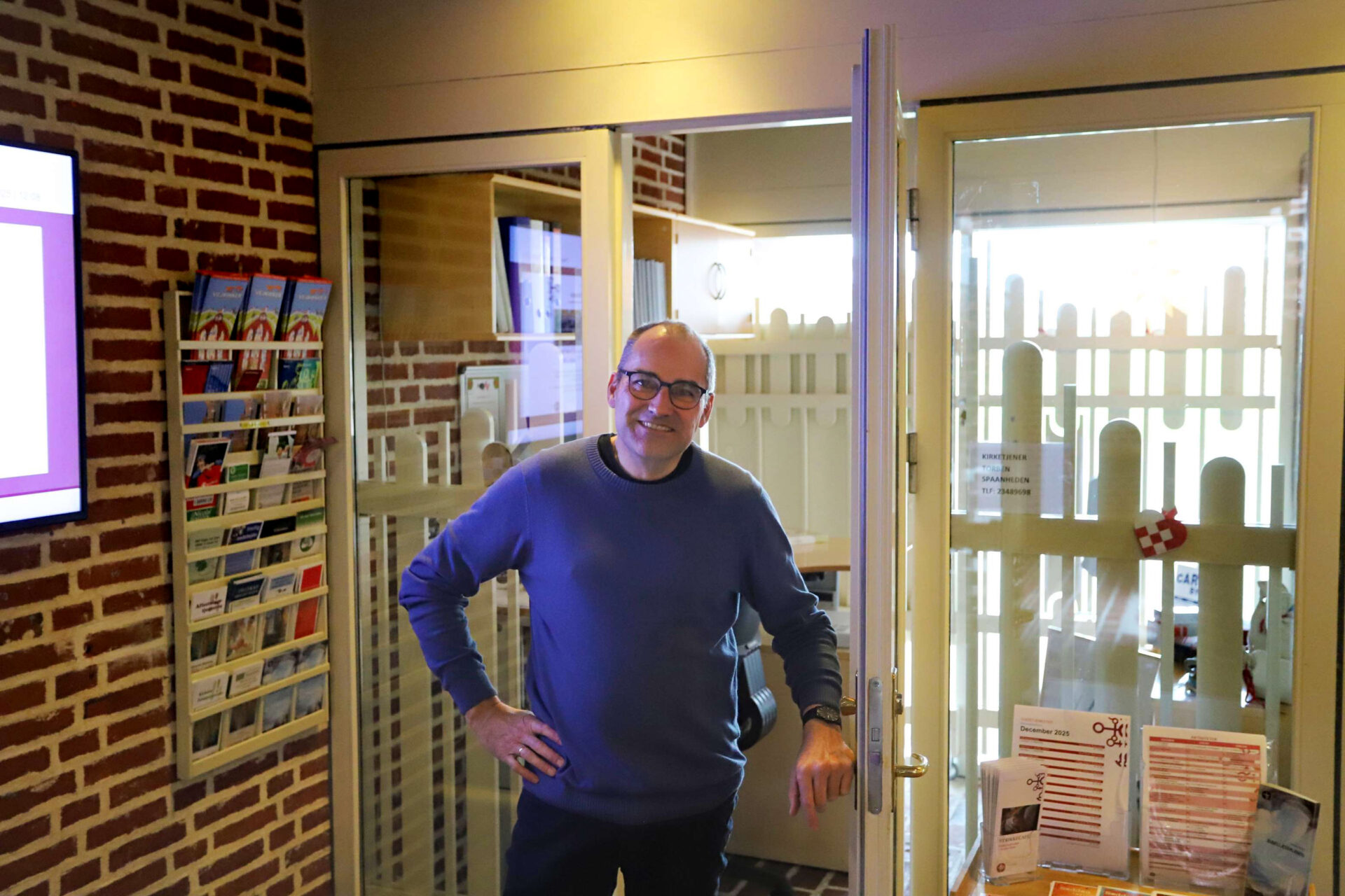 Kirketjenerne har hver sit kontor lige inde for hovedindgangen