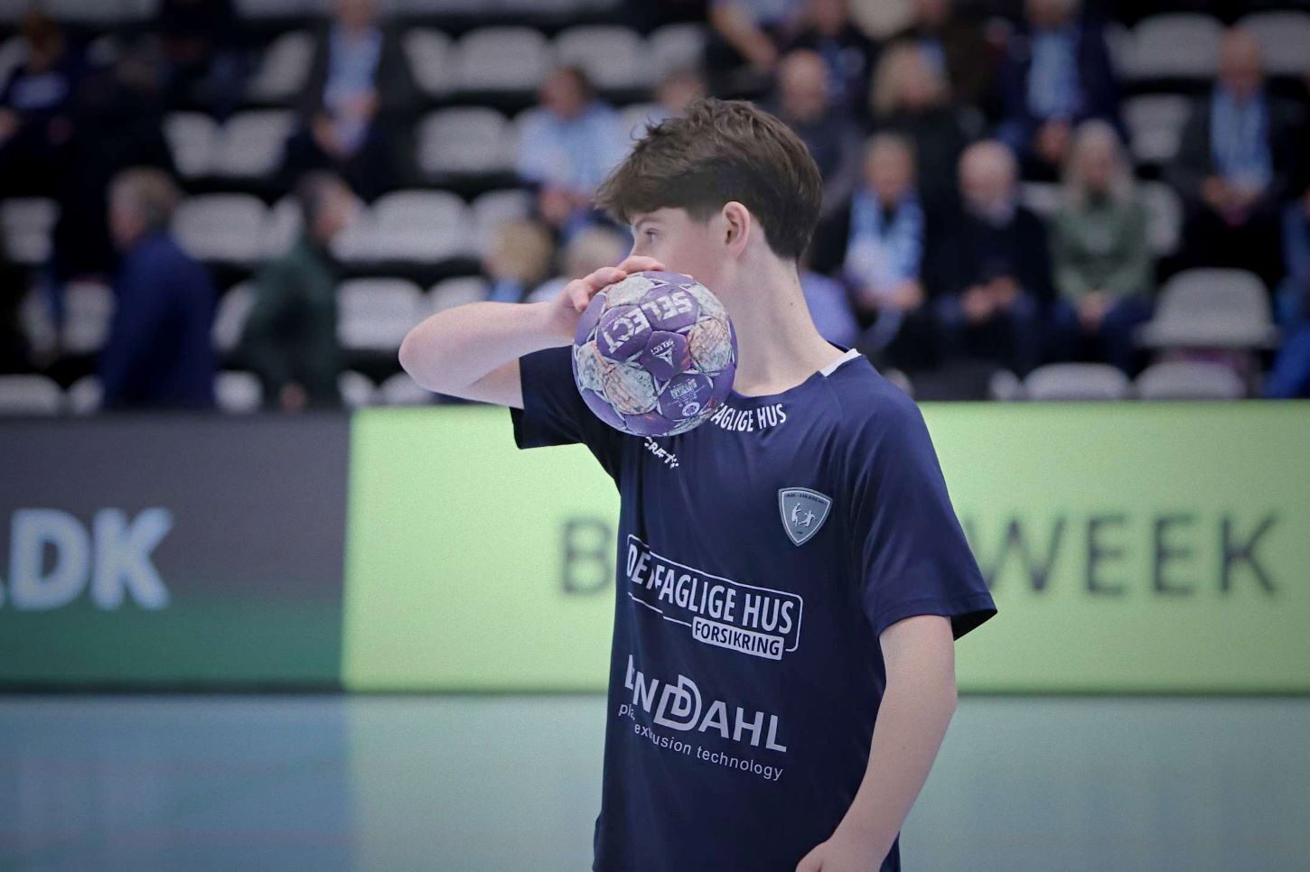 Hvordan sender jeg bolden forbi Andreas Haagen under opvarmningen. Foto: Johnny Tauman.