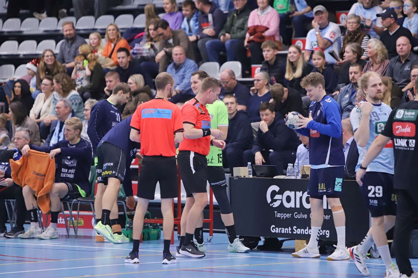 God stemning før kampen – Lauritz Leger i dialog med dommeren