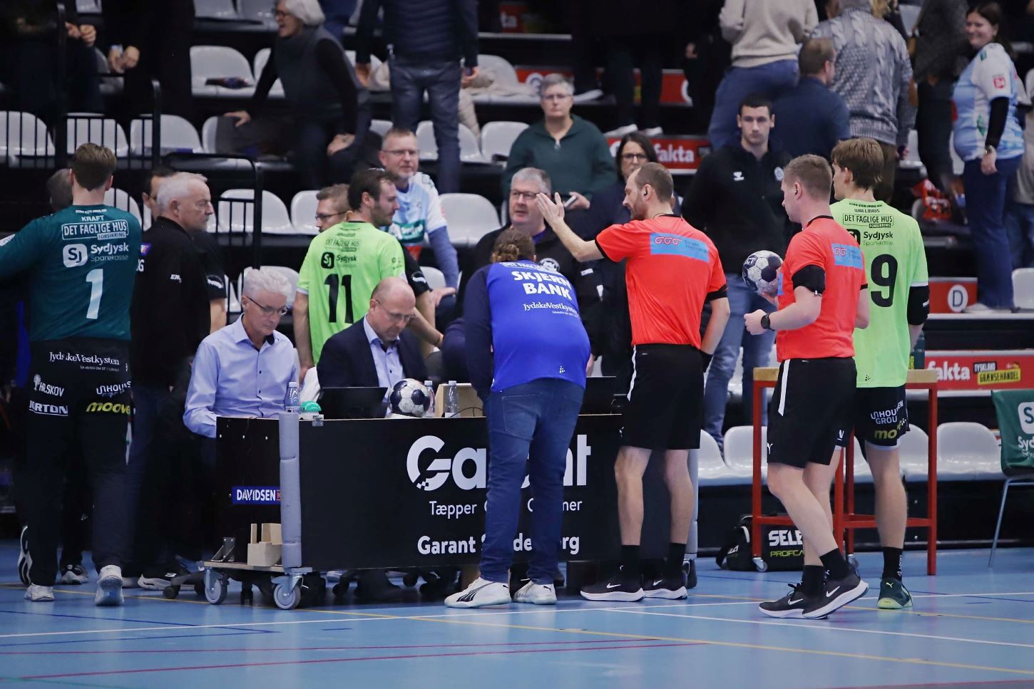 Niklas på vej mod omklædningsrummet efter den omstridte situation