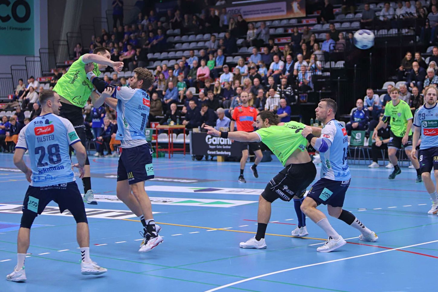 Lauritz Leger sender bolden forbi Morten Bjørnshauge