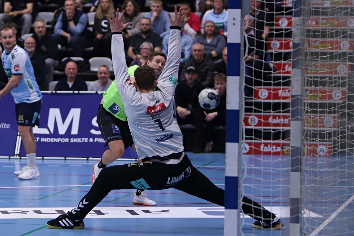 Jerry Tollbring scorede sikkert fra fløjen bag Rex. Foto: Johnny Tauman.