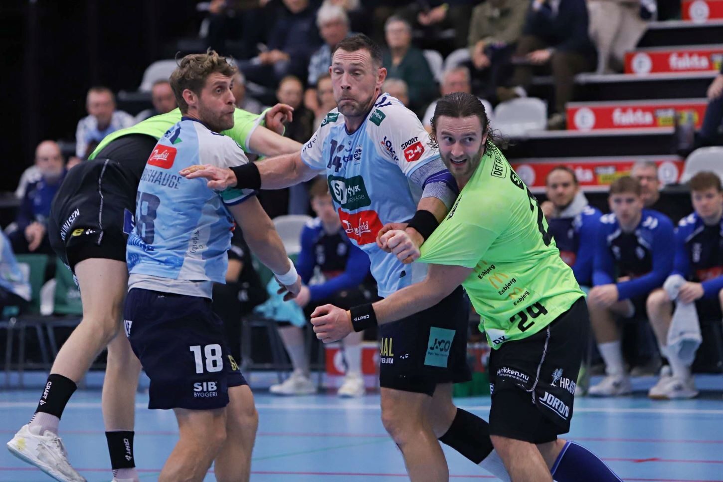 Kasper Sjursen ser langskuddet stryge i mål - mens de SønderjyskE spillere leder efter en grimasse, der kan passe hertil