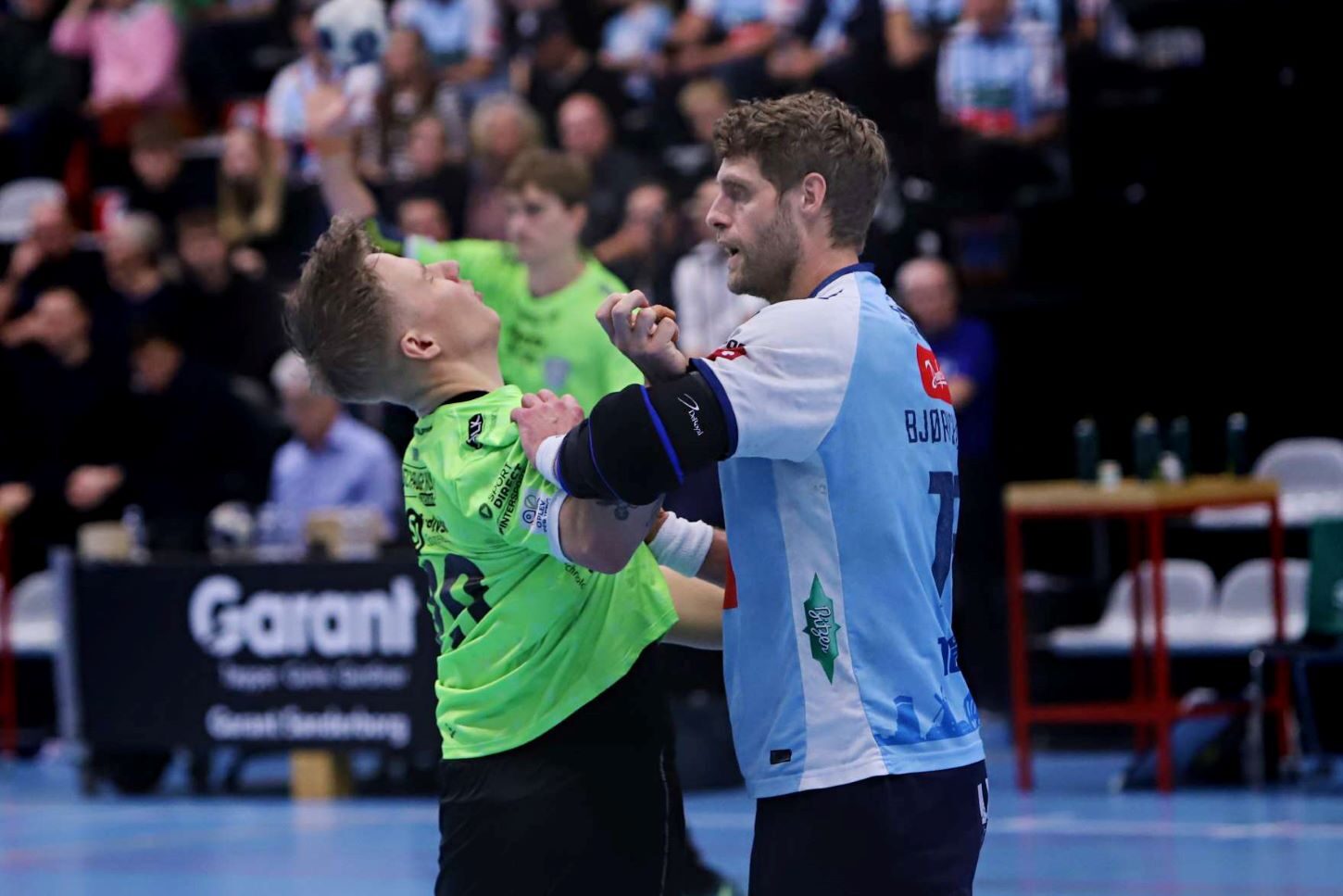 Hertil og IKKE længere - Bjørnshauge har godt fat i Teis. Foto: Johnny Tauman.