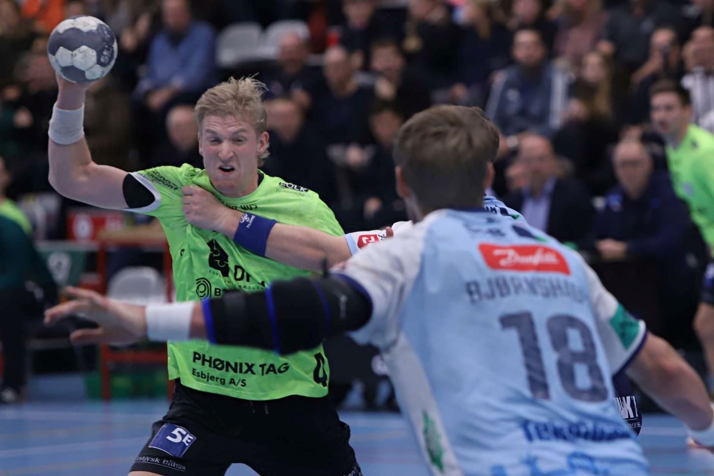 Elvar Asgeirson bliver bremset med et fast greb