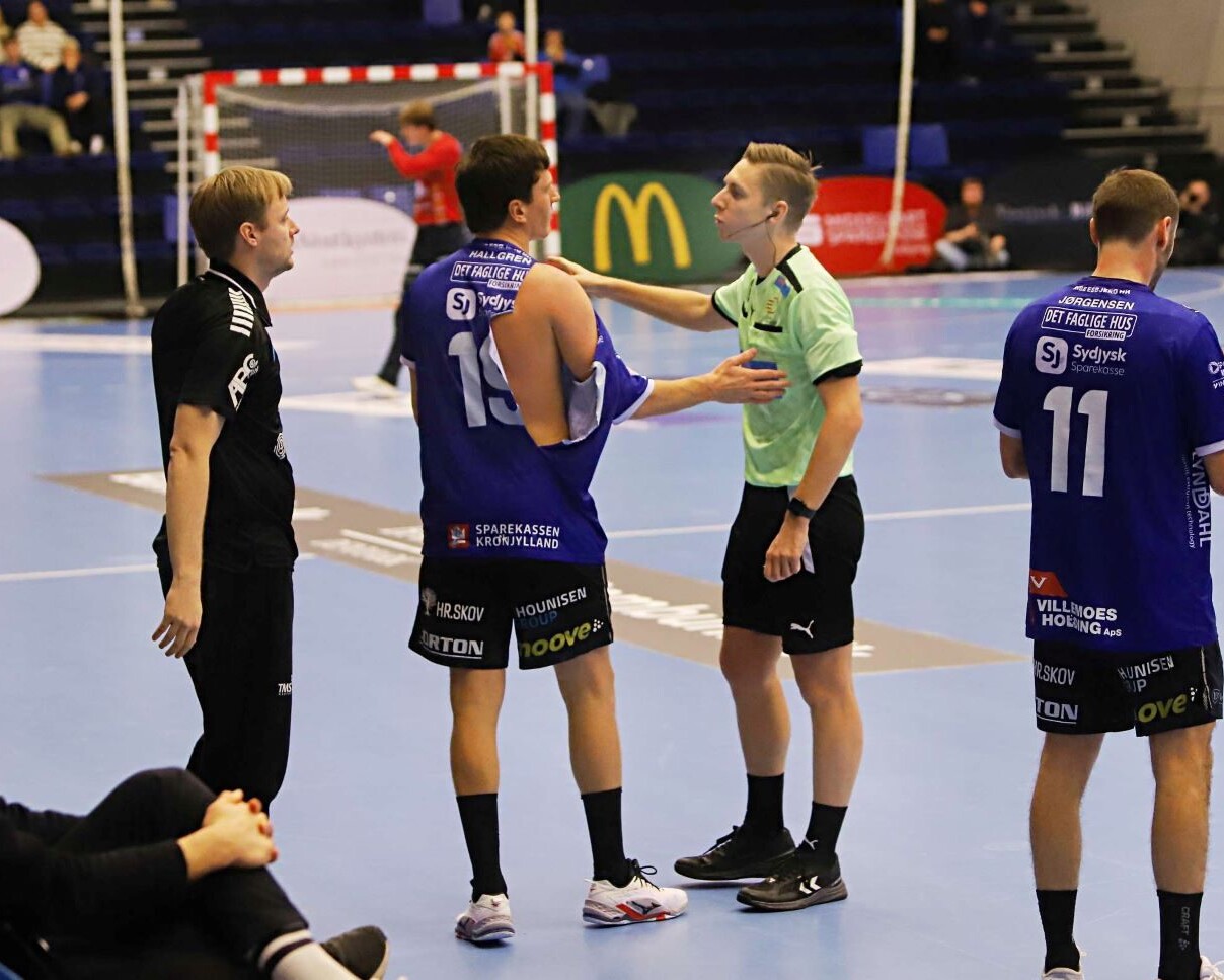 Benjamins trøje kunne ikke holde til rivet. Ribe-Esbjerg