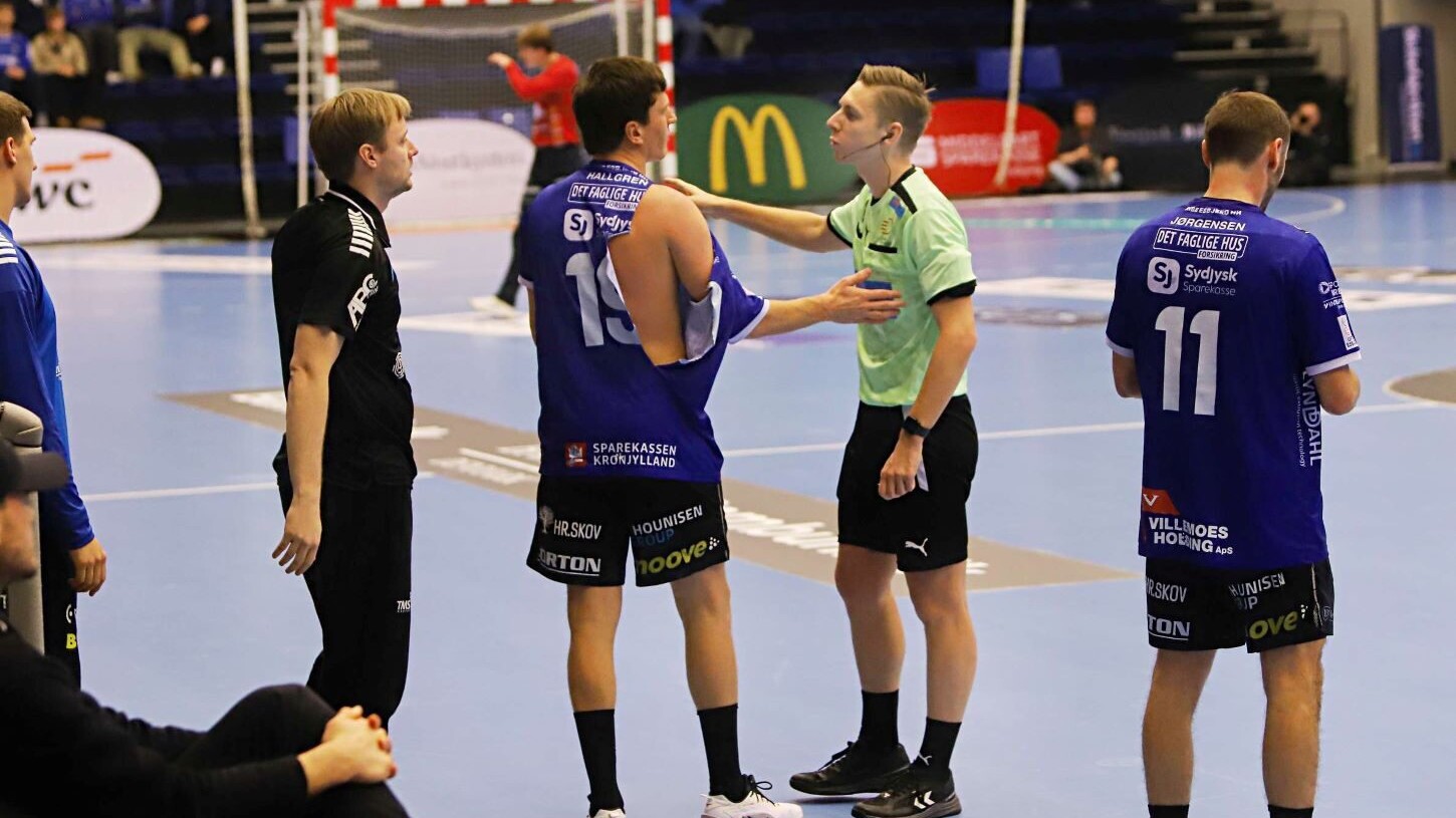 Benjamins trøje kunne ikke holde til rivet. Ribe-Esbjerg