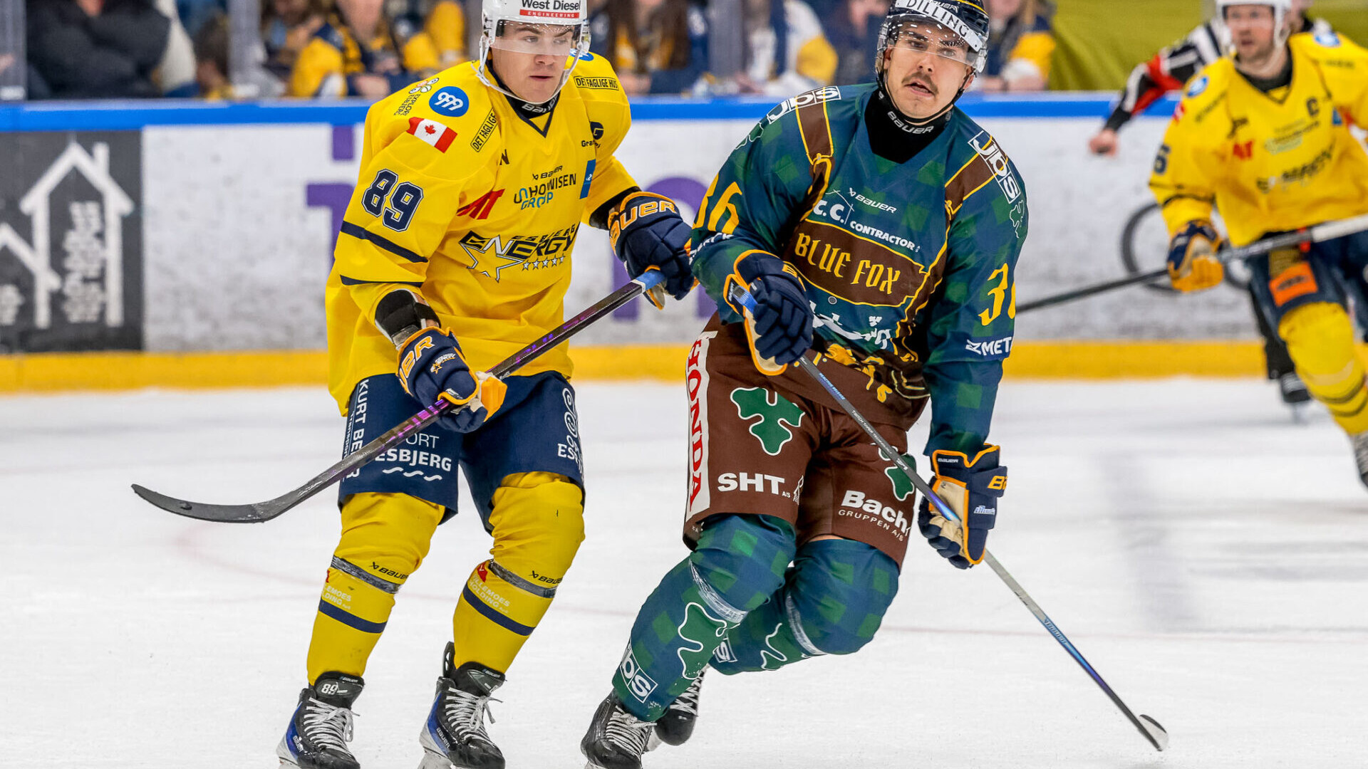 Todd Winder (tv) er blevet en kæmpe profil for Esbjerg Energy. Her med Oliver Kiljunen fra Herning. Foto: Danmarks Ishockey Union.