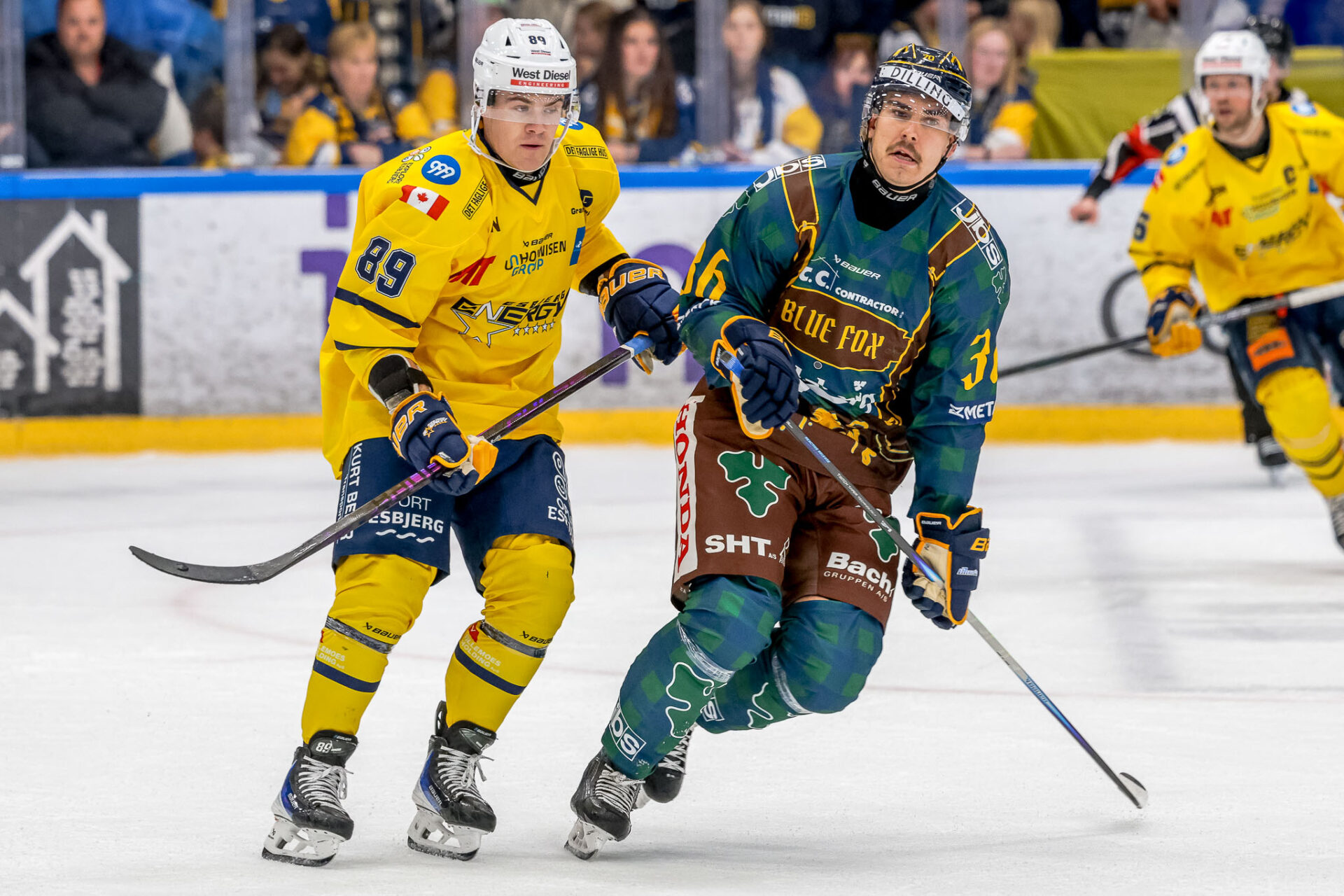Todd Winder (tv) er blevet en kæmpe profil for Esbjerg Energy. Her med Oliver Kiljunen fra Herning. Foto: Danmarks Ishockey Union.